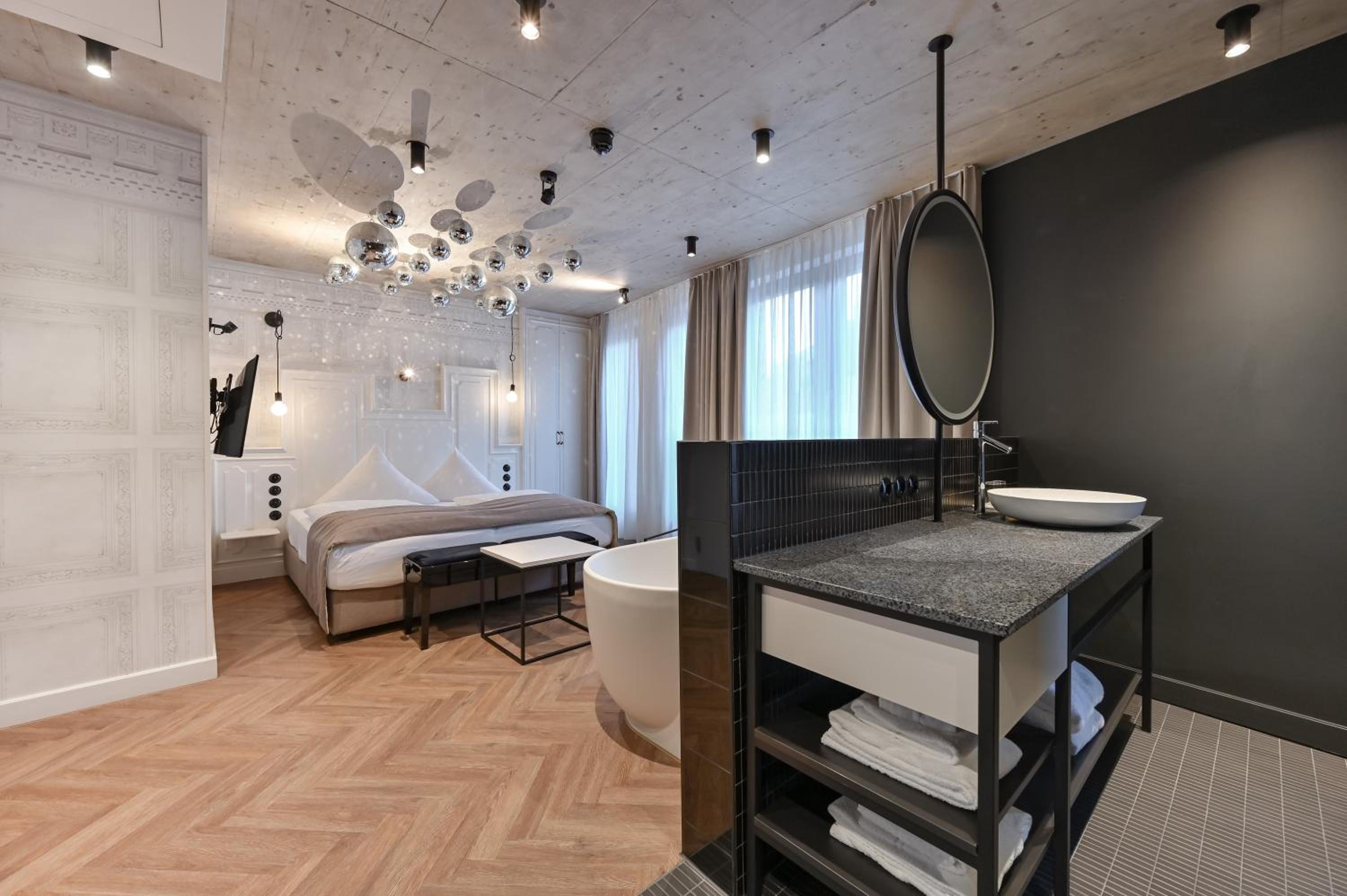 Plus Double Room - Large - Photo 1