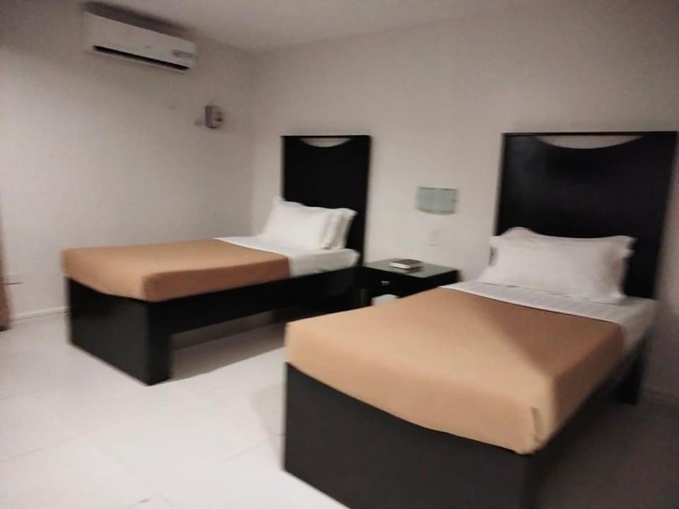 Standard Twin Room - Photo 3