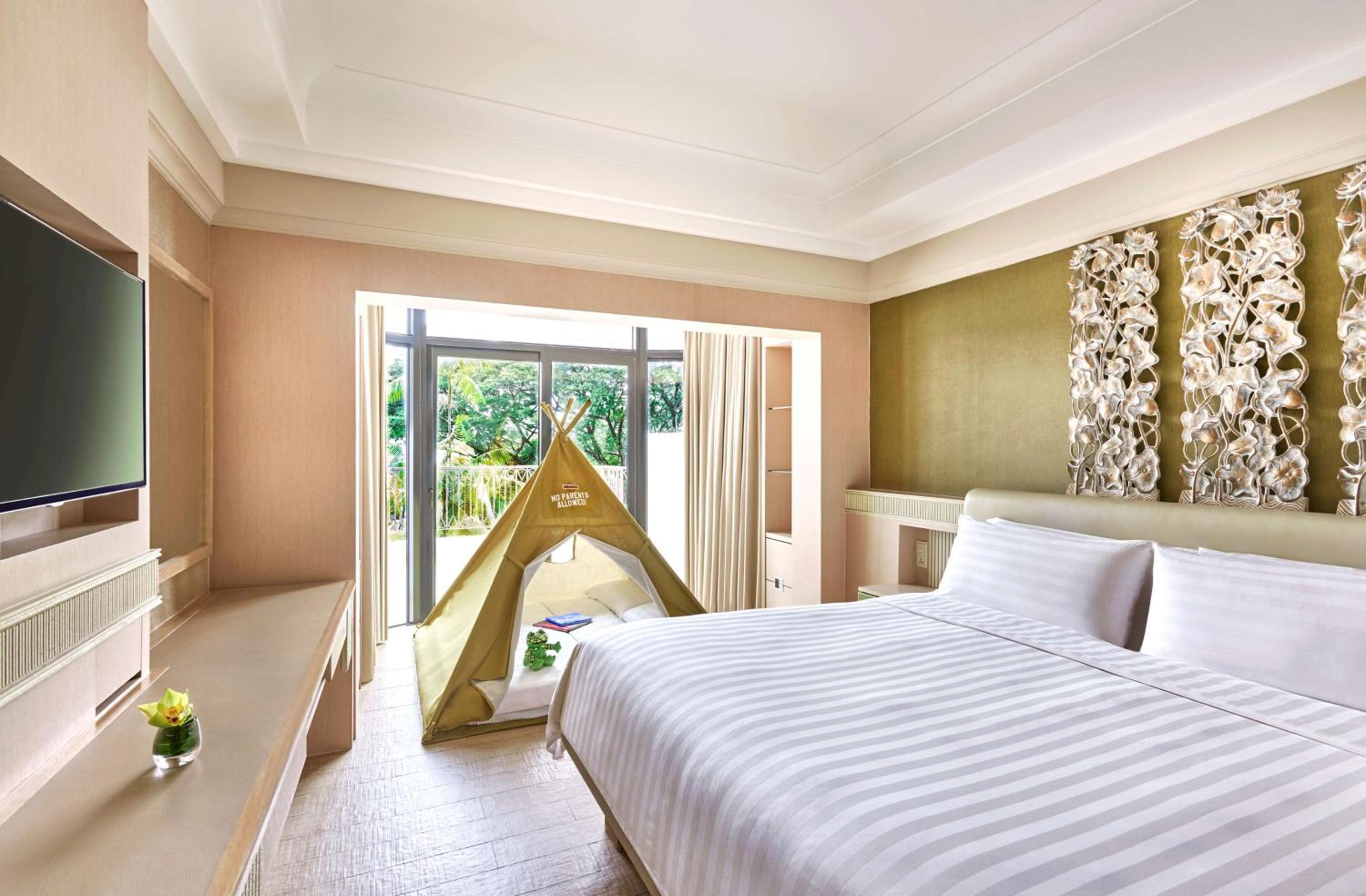 Deluxe King Room with Pool View Deluxe King Room with Pool View