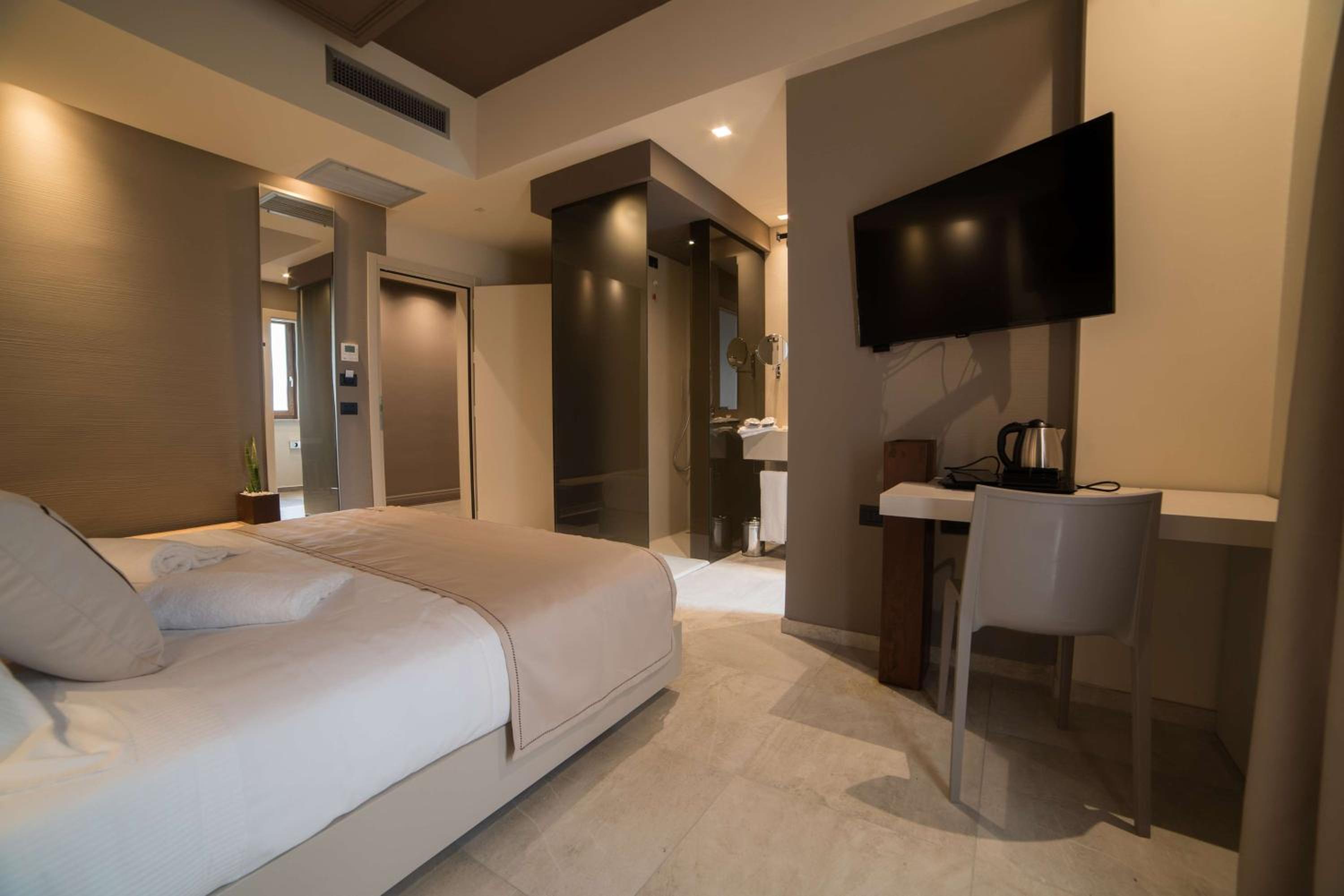 Comfort Queen Room - Photo 12