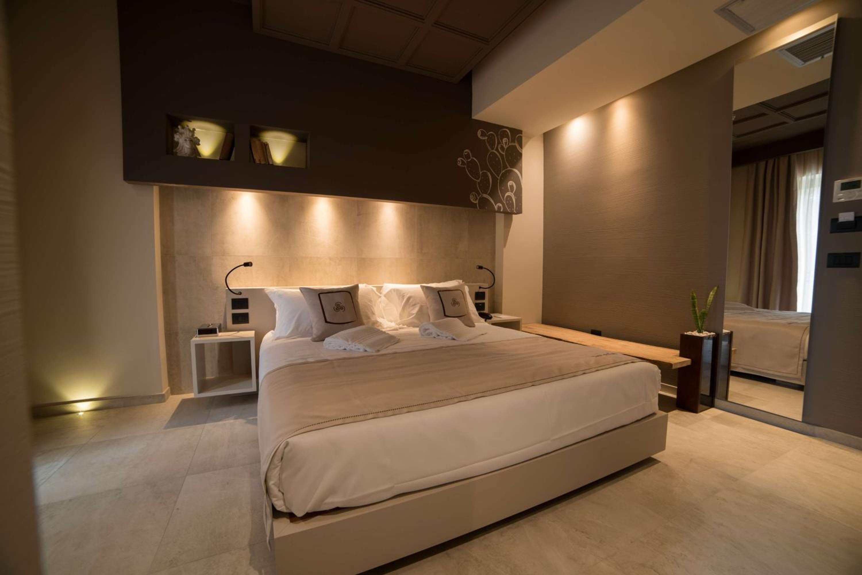 Comfort Queen Room - Photo 17