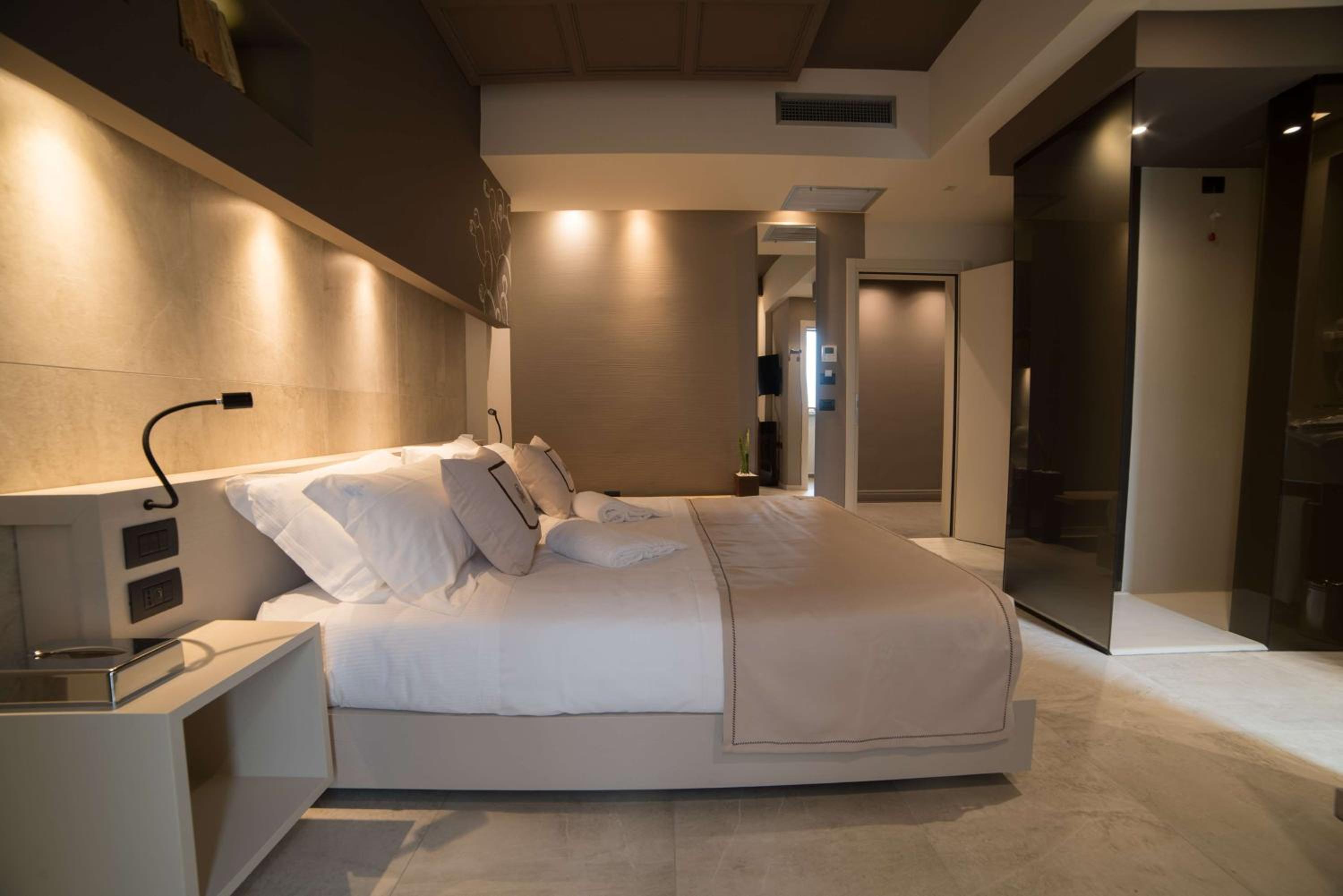 Comfort Queen Room - Photo 7