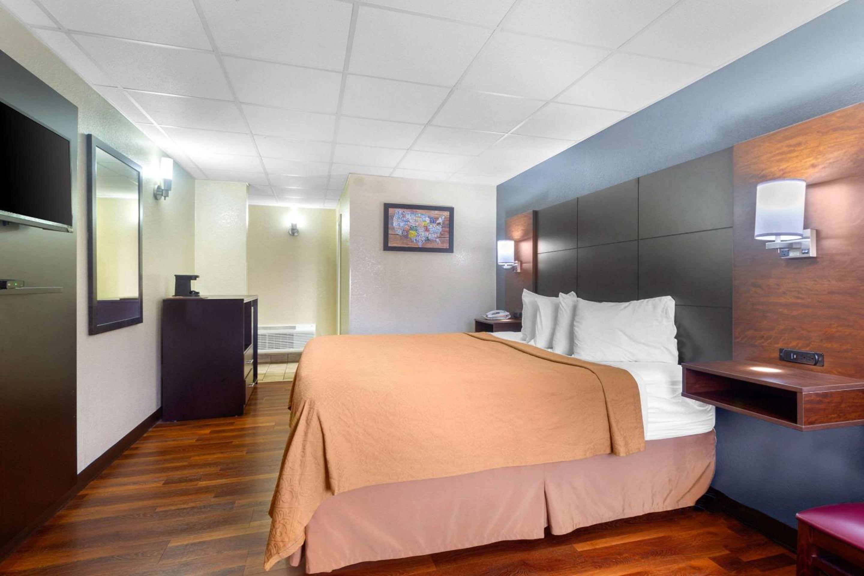 King Room - Non-Smoking - Photo 1