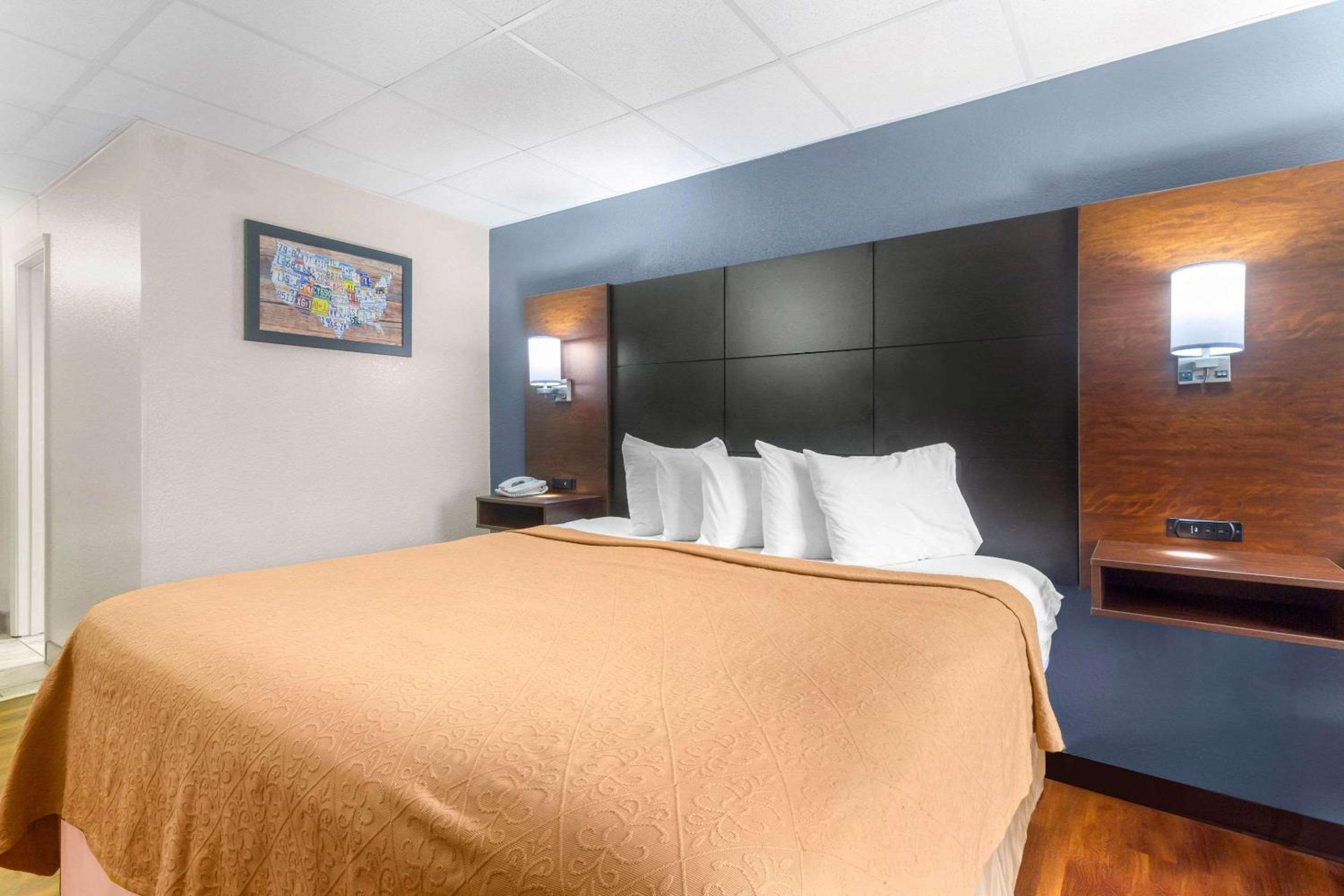 King Room - Non-Smoking - Photo 3