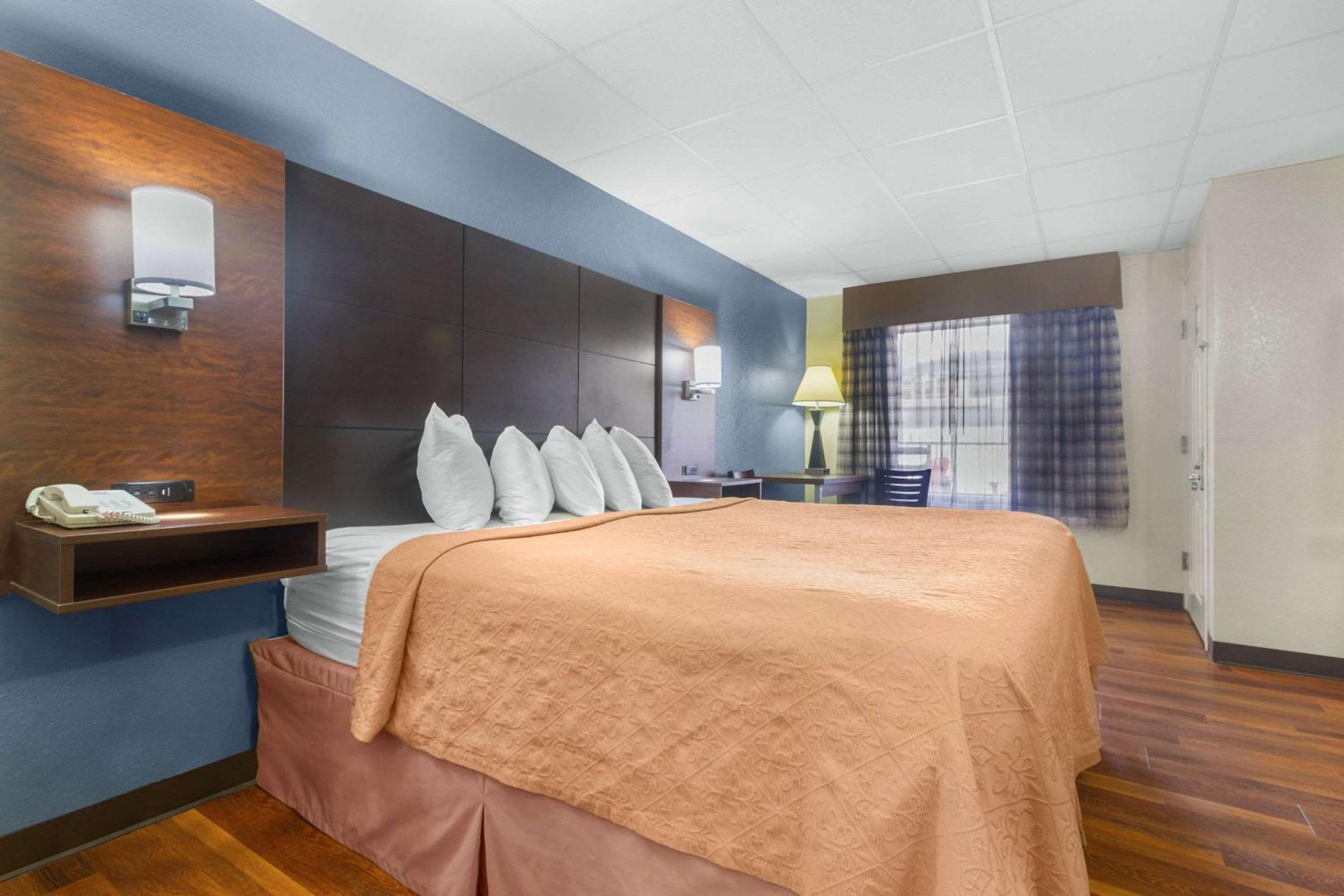 King Room - Non-Smoking - Photo 5