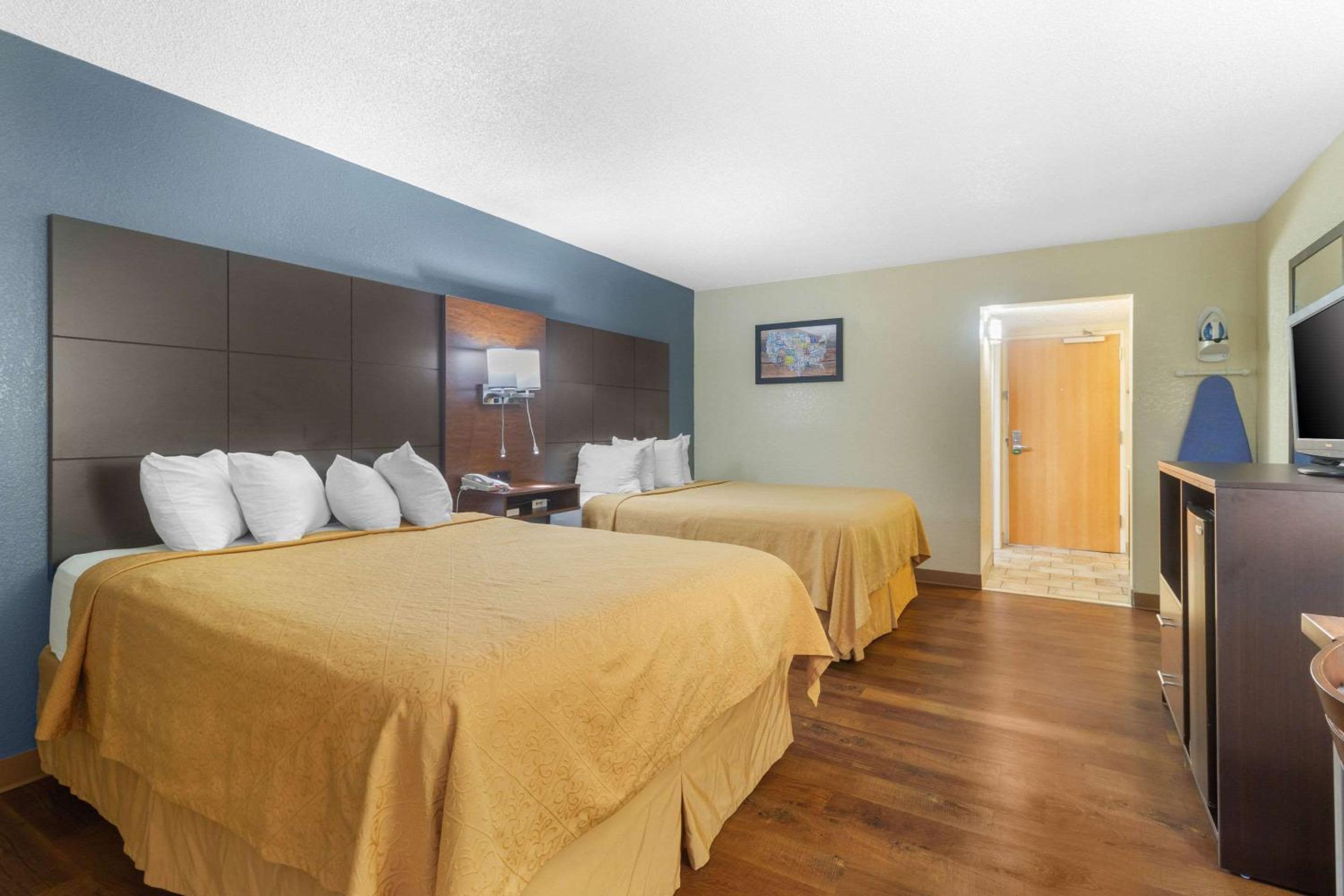 Queen Room with Two Queen Beds - Non-Smoking - Photo 1
