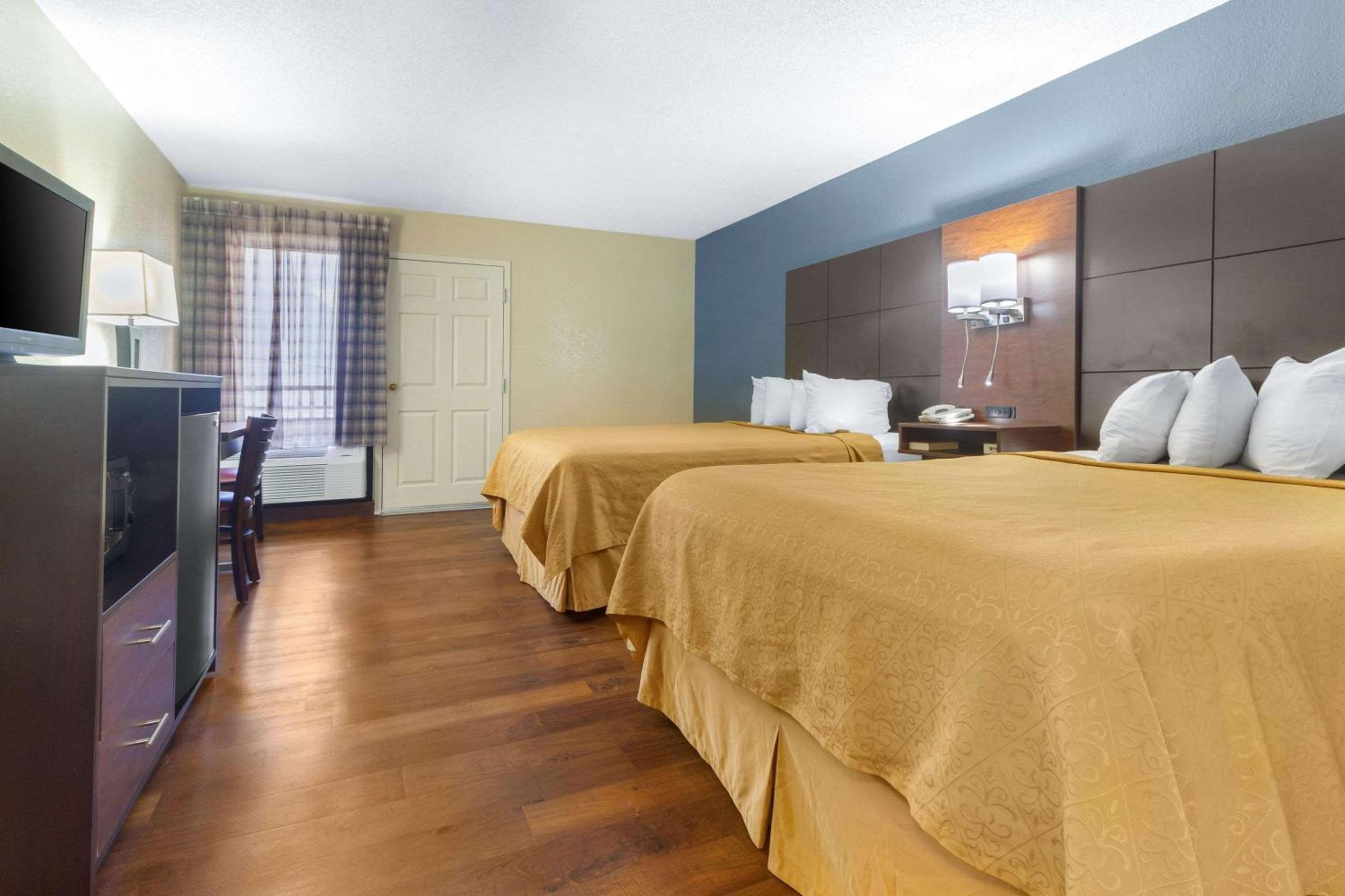 Queen Room with Two Queen Beds - Non-Smoking - Photo 3