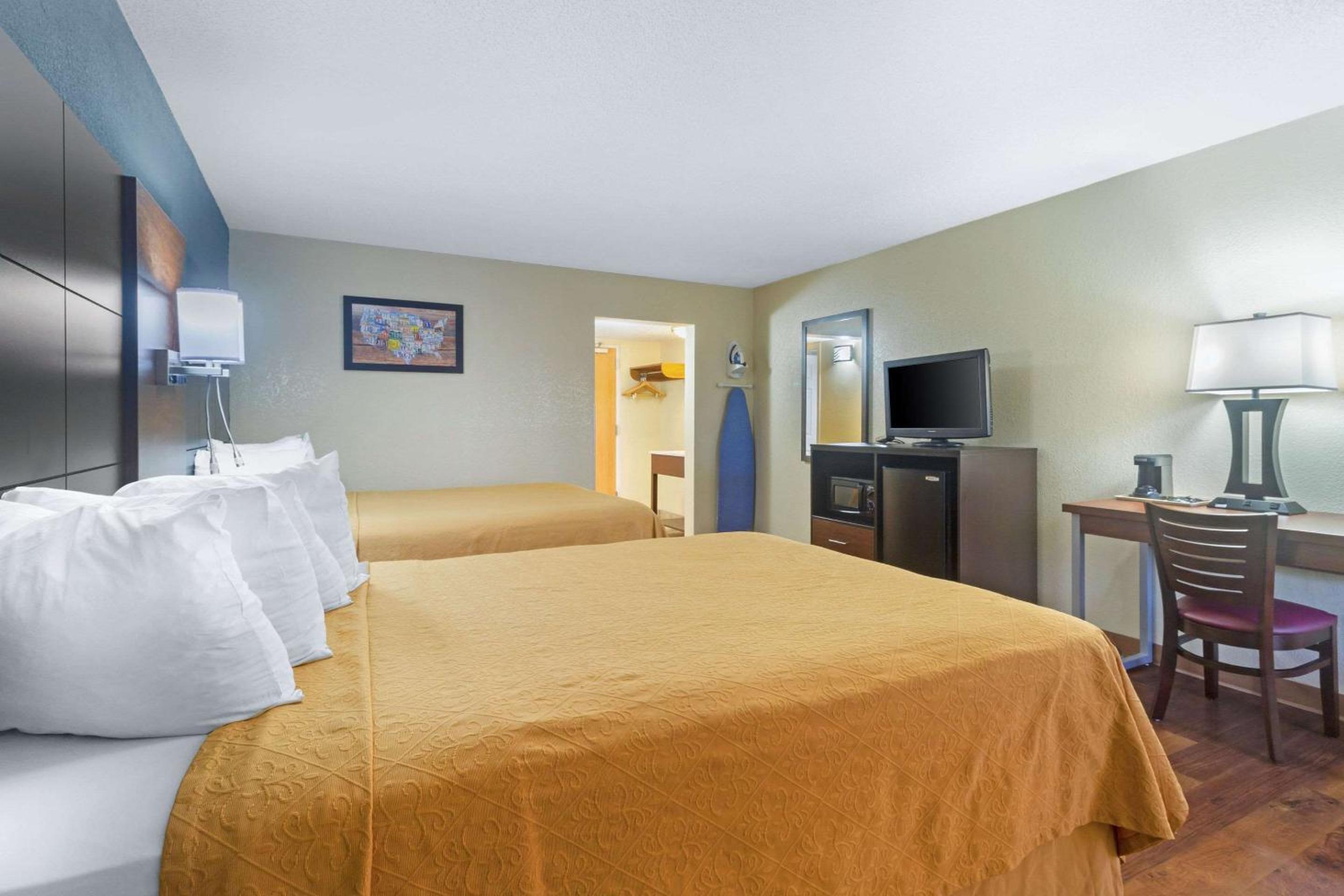 Queen Room with Two Queen Beds - Non-Smoking - Photo 5