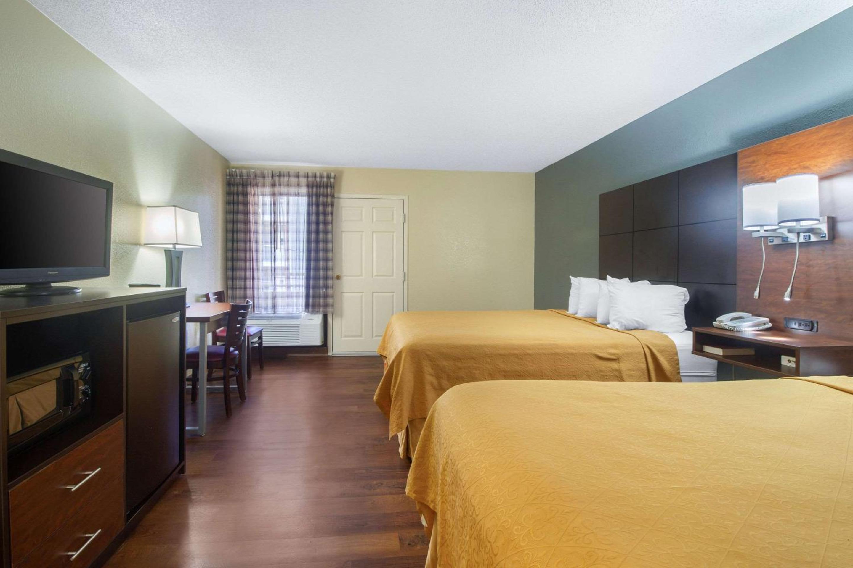 Queen Room with Two Queen Beds - Non-Smoking - Photo 2