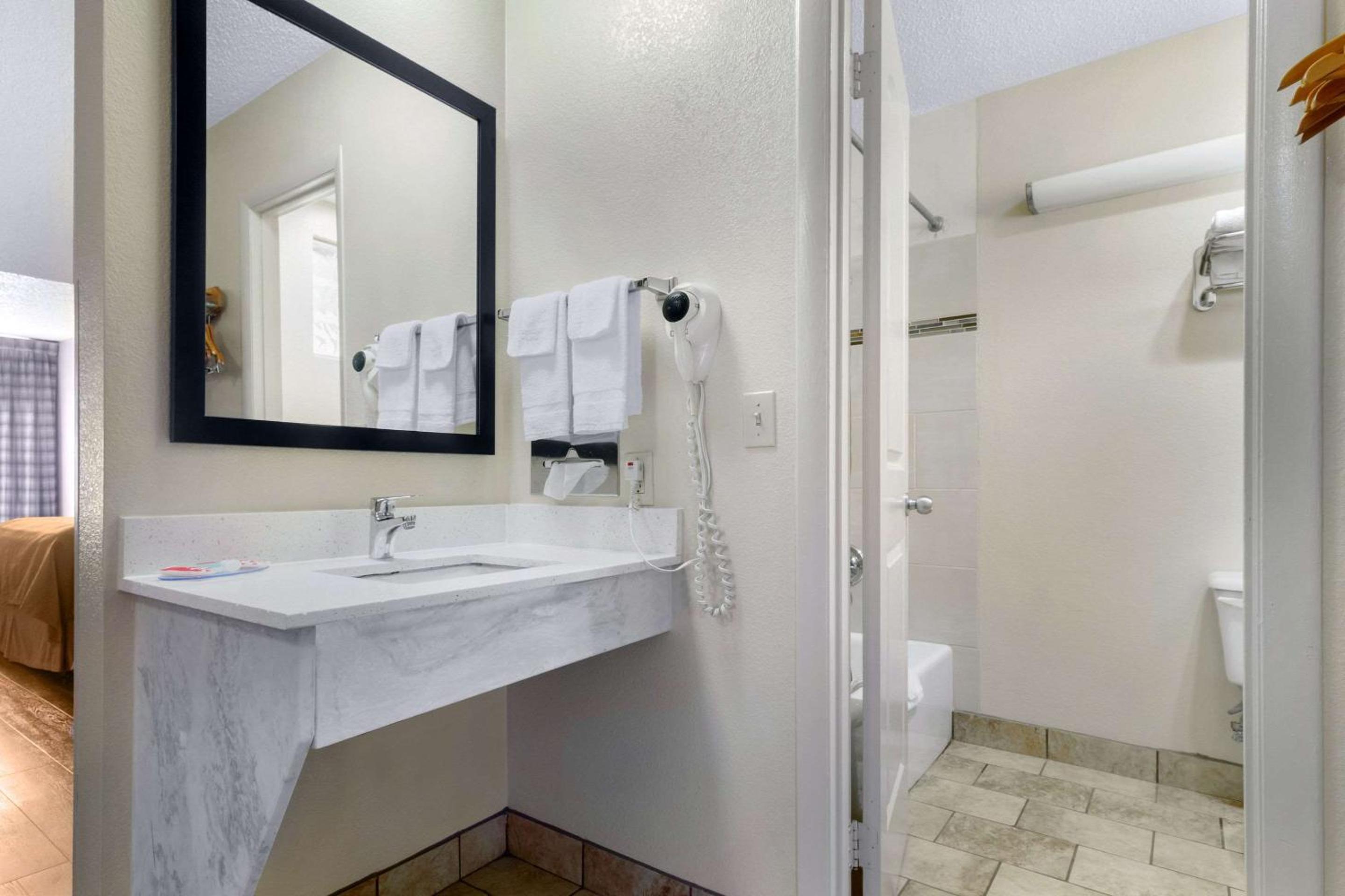 King Room - Accessible/Non-Smoking - Photo 4