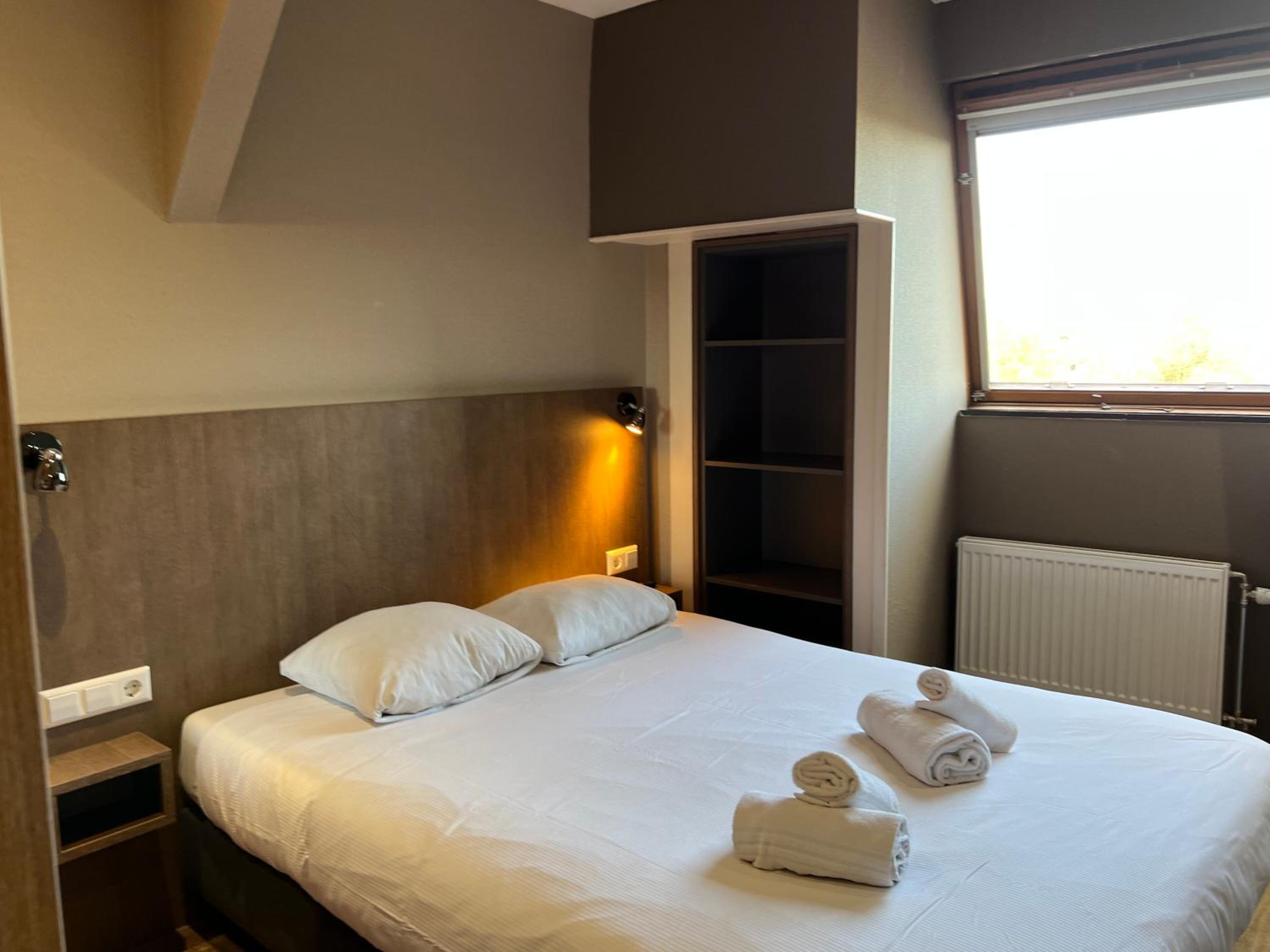 Standard Double Room thumbnail 5