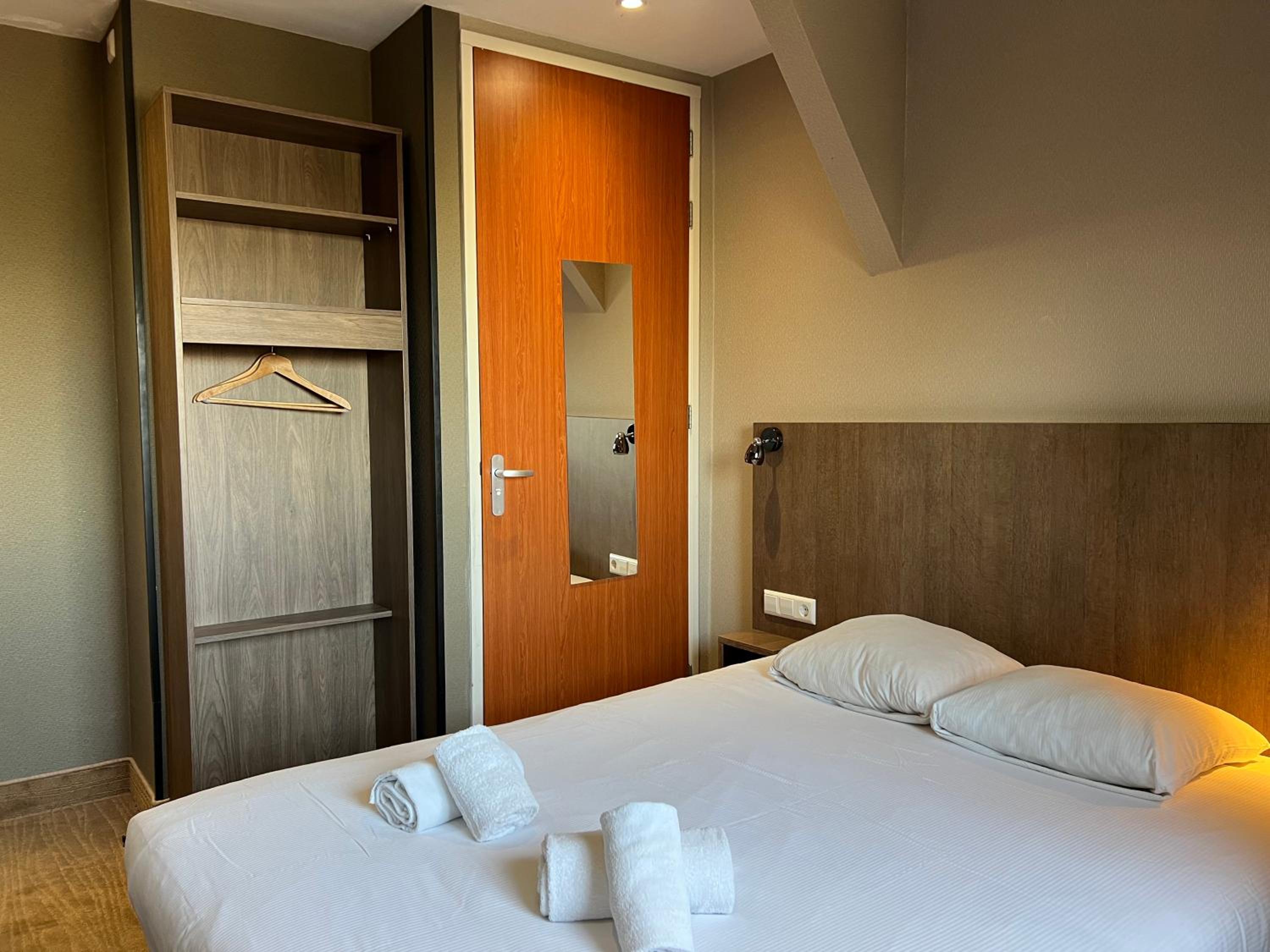 Standard Double Room thumbnail 6