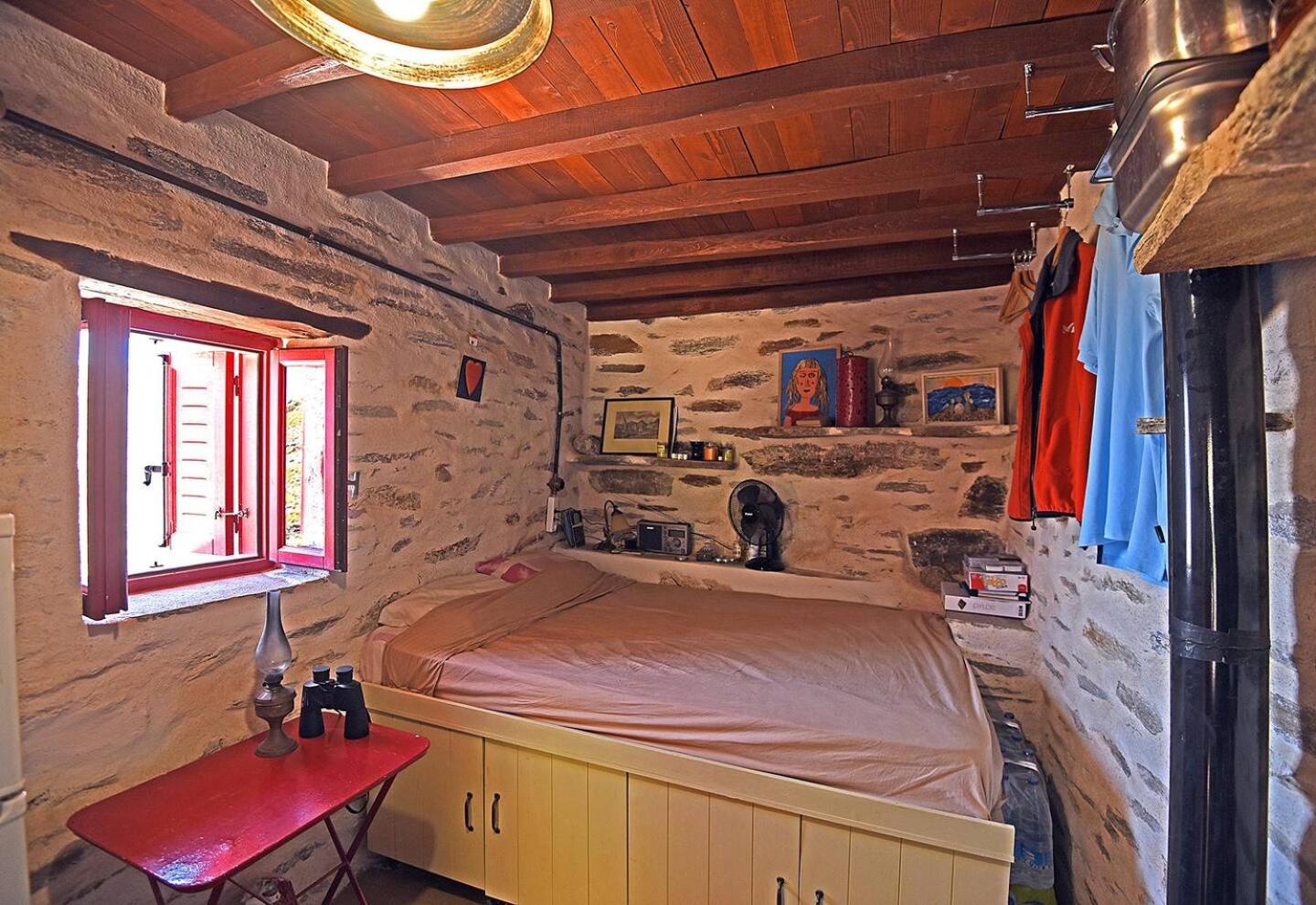 One-Bedroom House photo 1