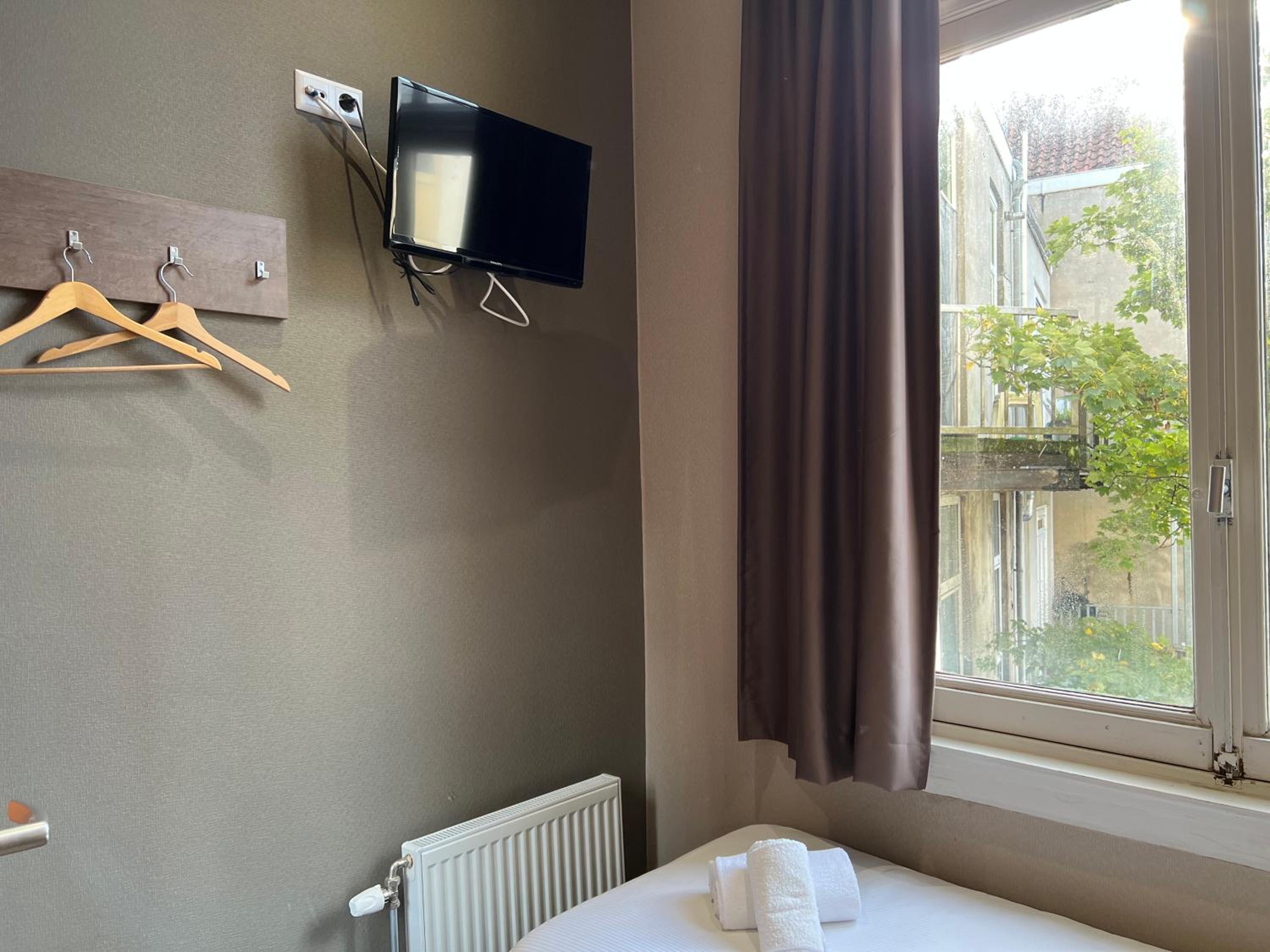 Small Single Room thumbnail 5