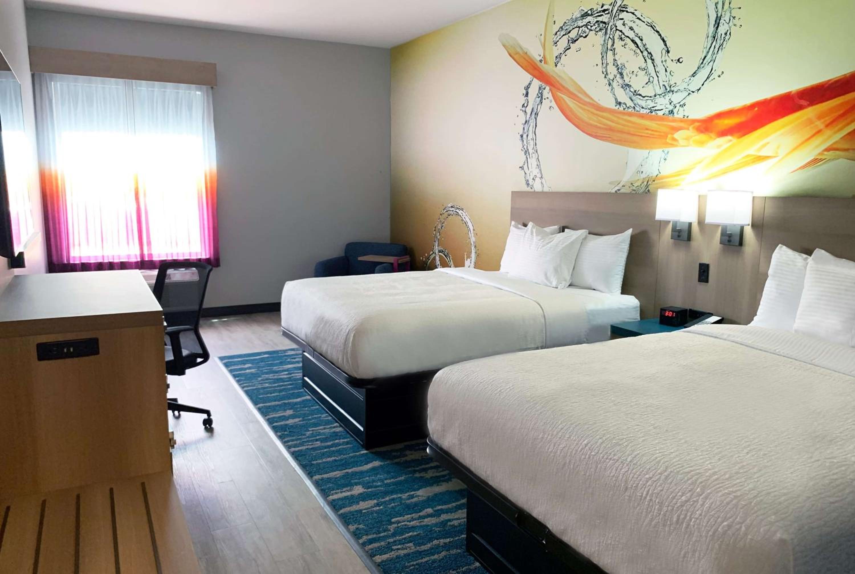 Deluxe Queen Room with Two Queen Beds - Non-Smoking - Photo 4