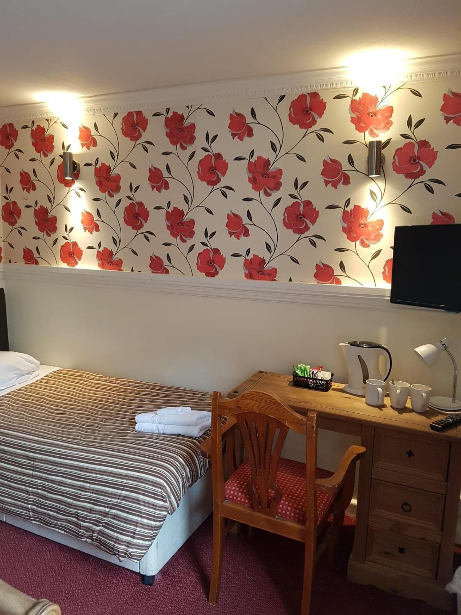 Twin Room with Shower - Photo 2
