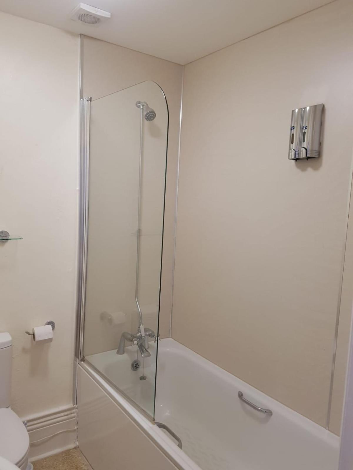 Twin Room with Shower - Photo 4
