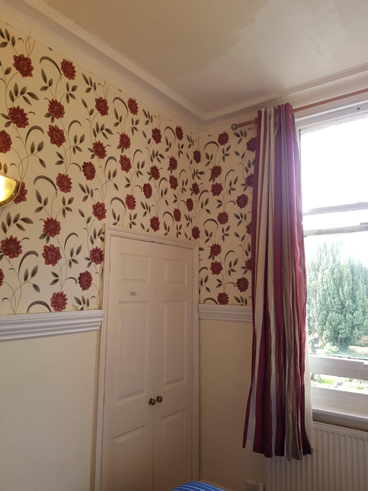 Twin Room with Shower - Photo 5