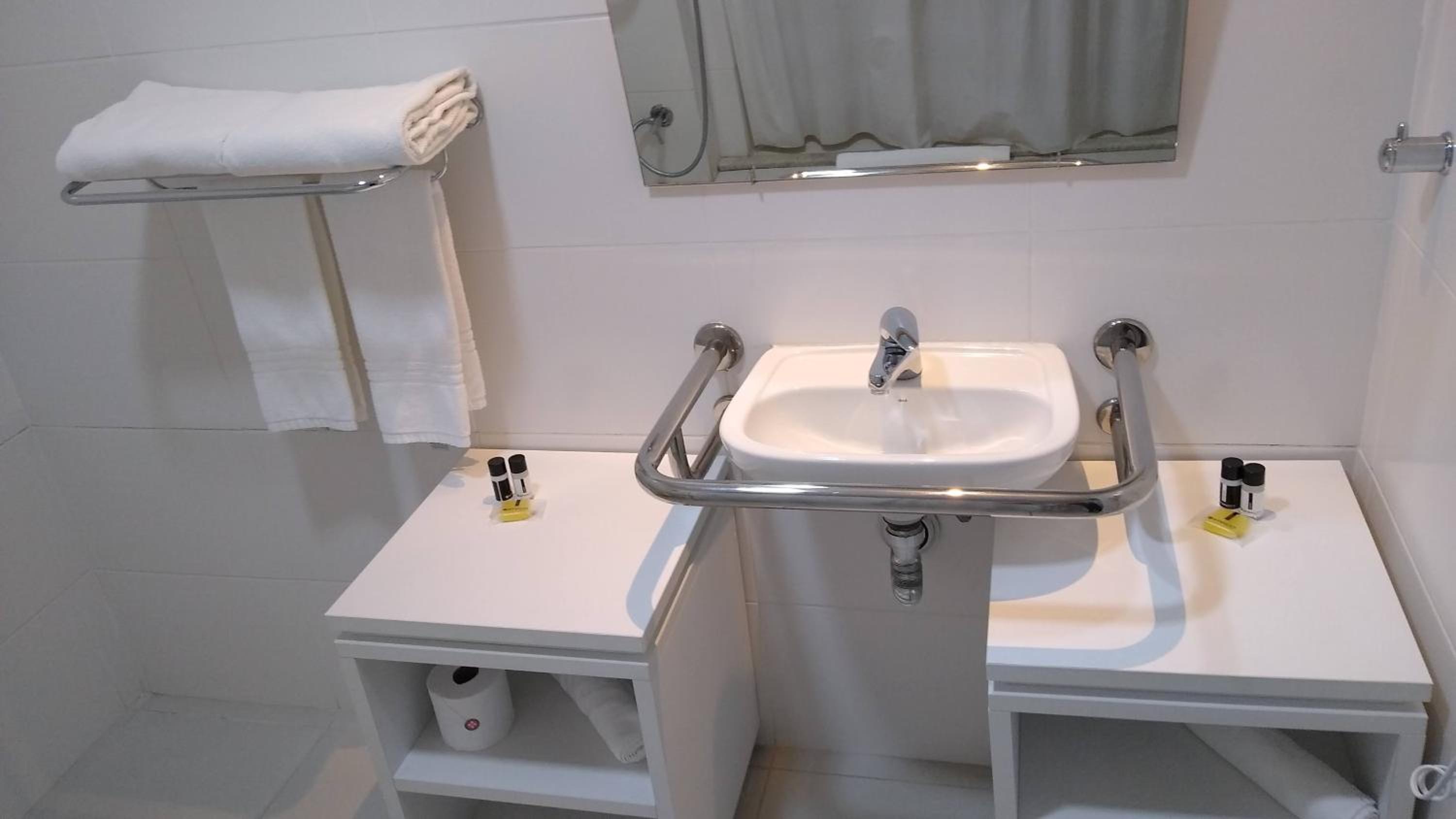 Standard PwD Disability Access Triple - 3 Single Beds photo 2