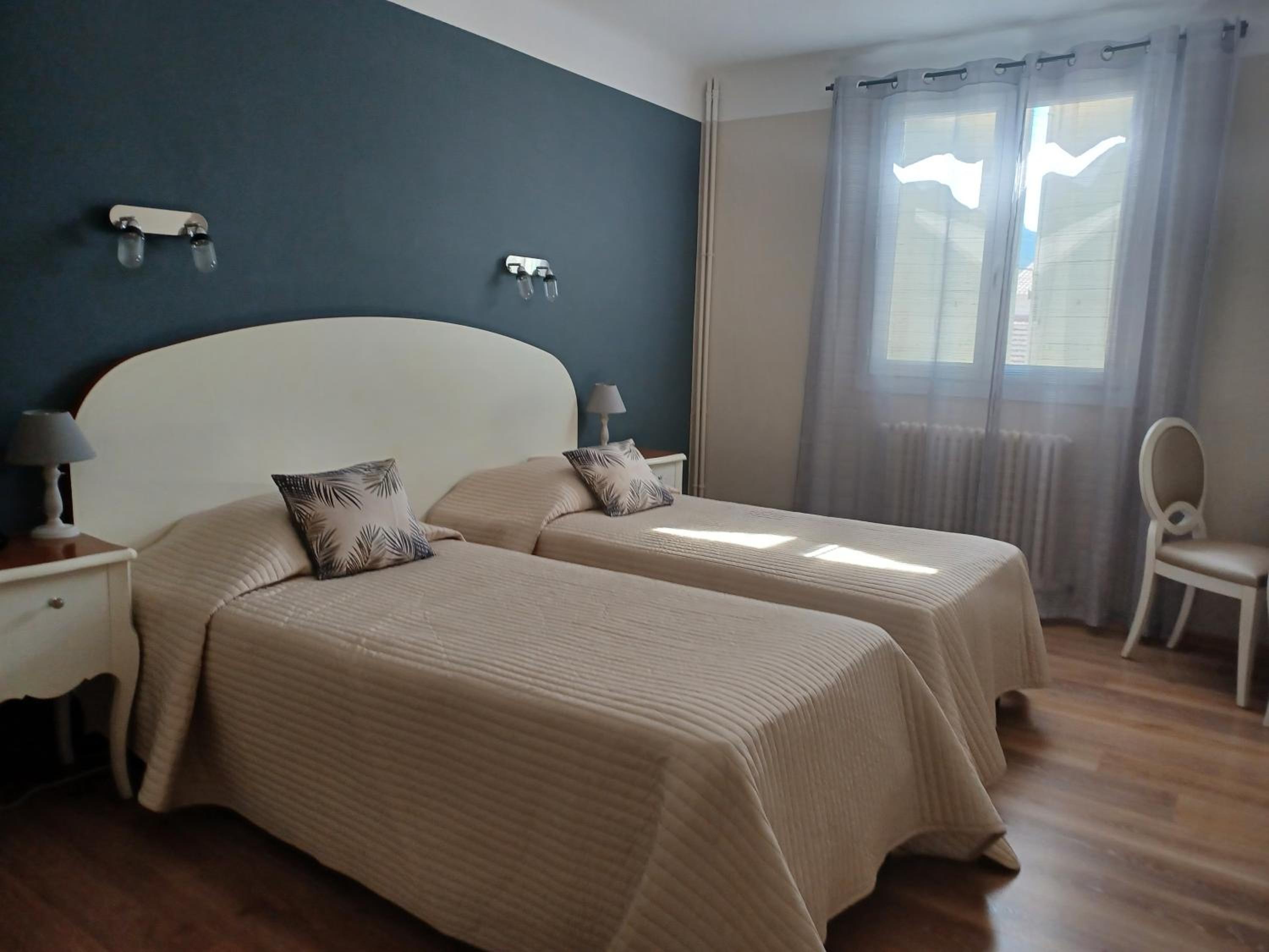 Standard Double Room with Bath - Photo 3