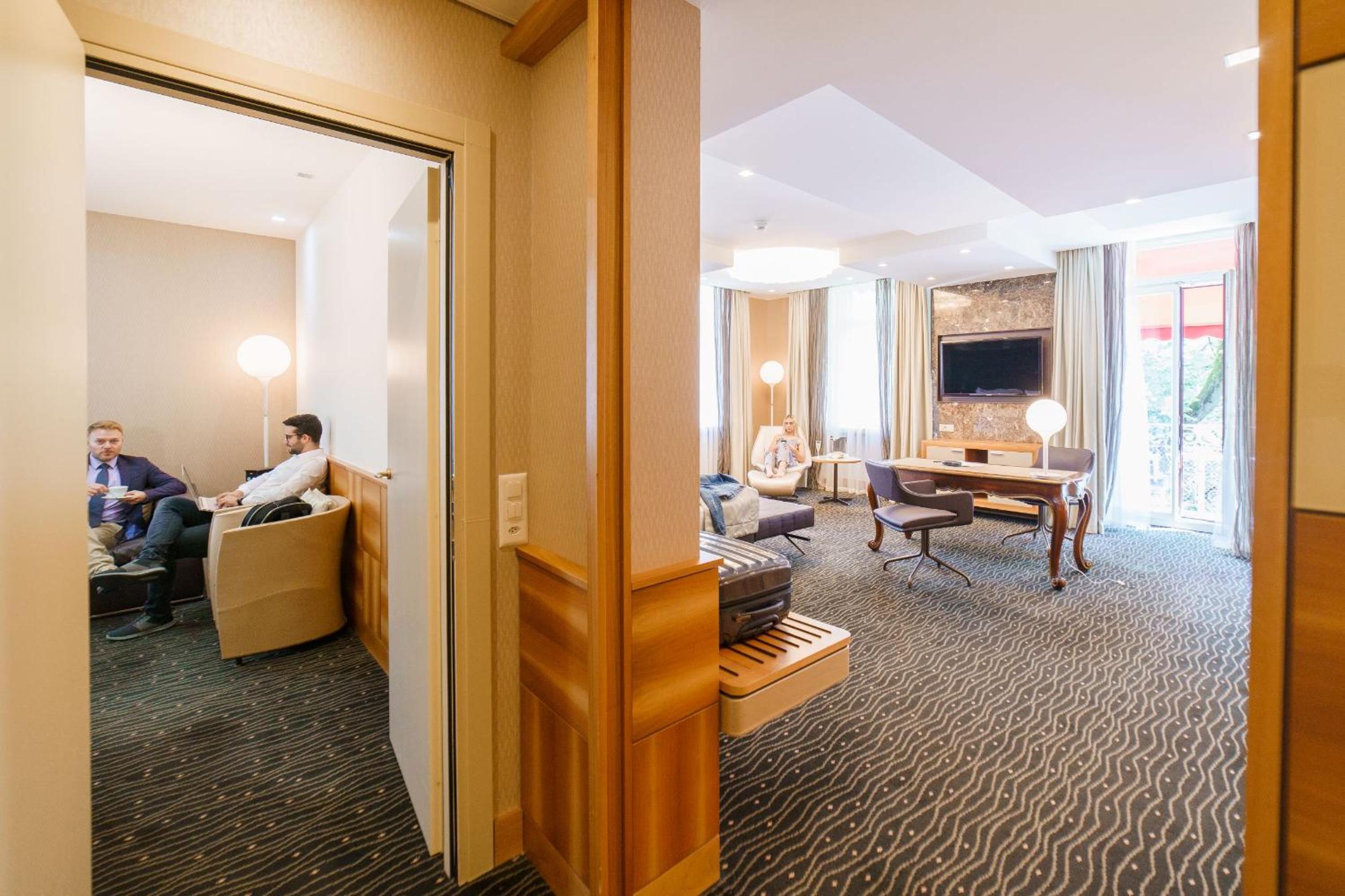 Suite with Balcony - Photo 7