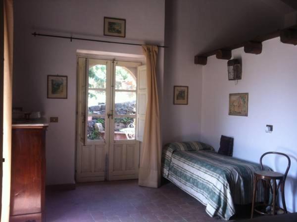 Queen Room with Garden View - Photo 3