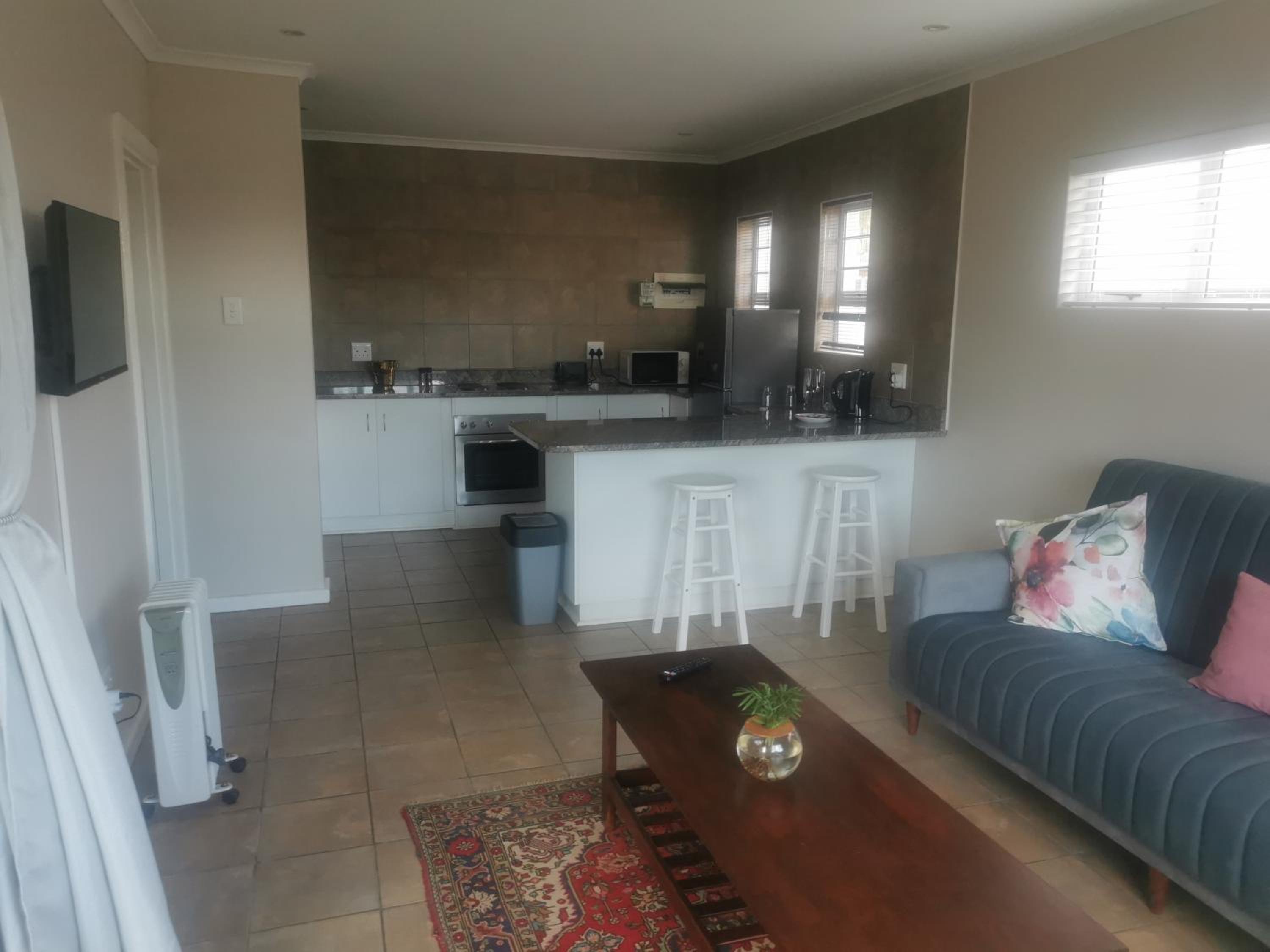 One-Bedroom Apartment - Photo 2
