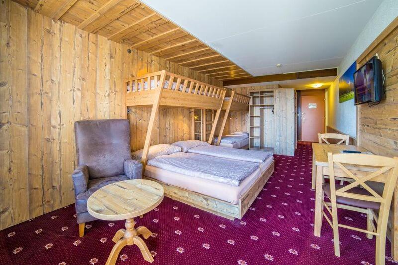 Family Room (5 beds) - Photo 1