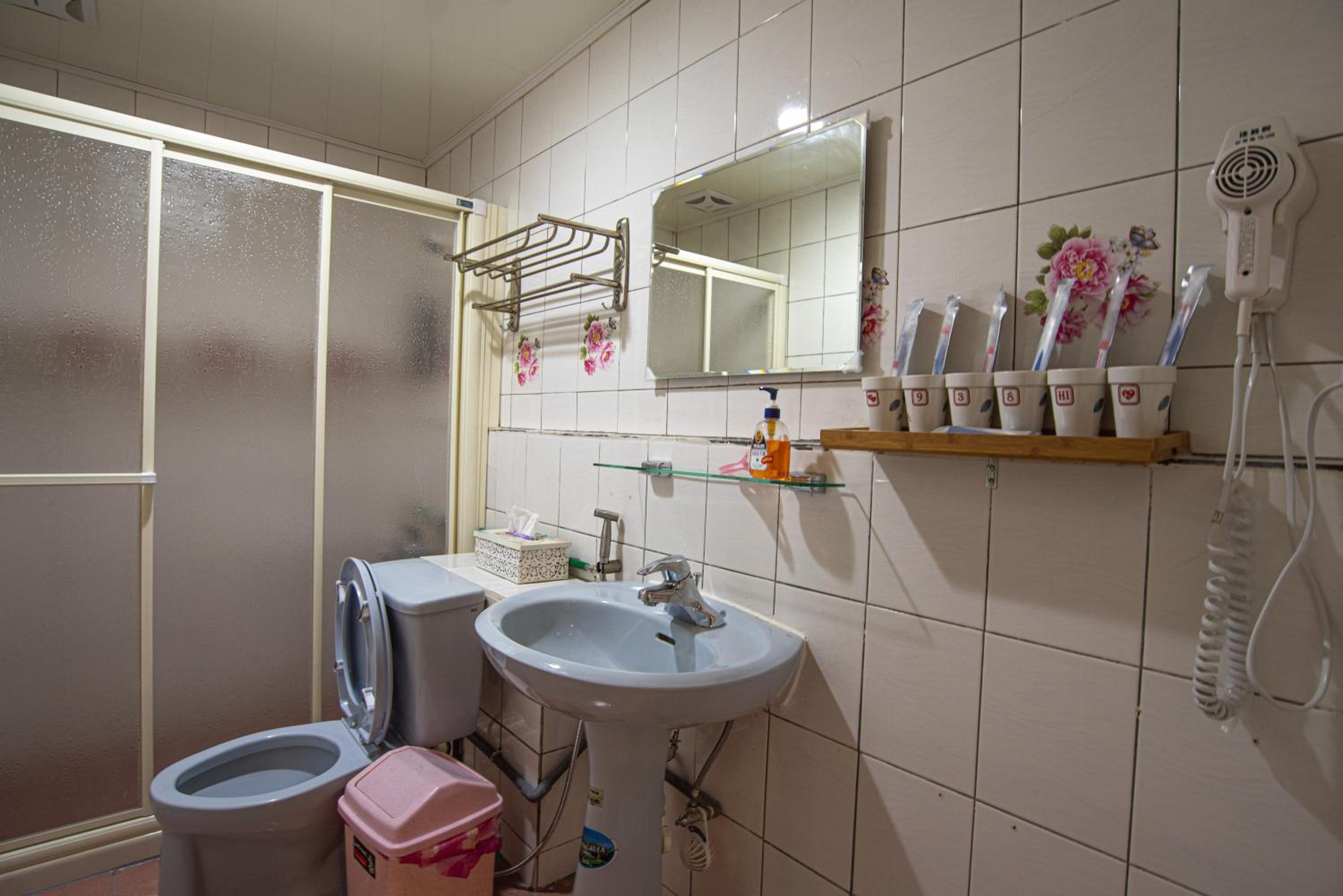 Family Room with Private Bathroom - Photo 7