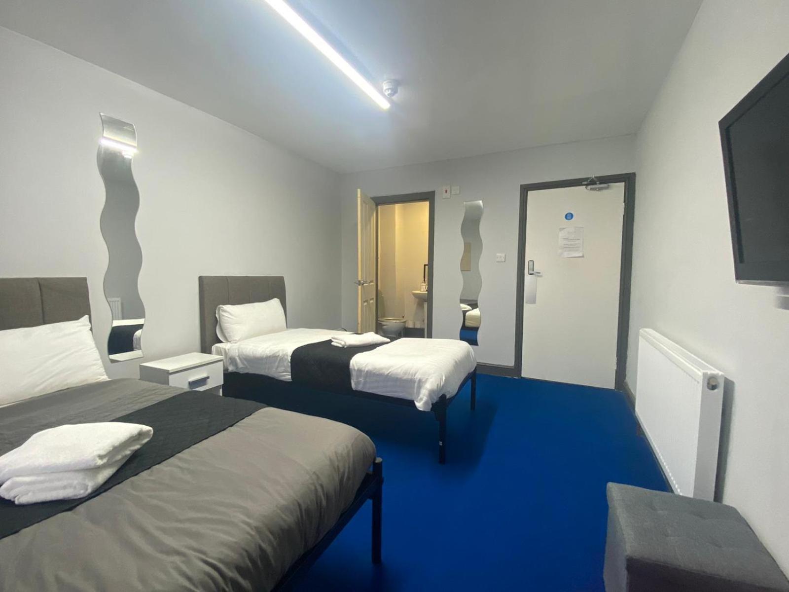 Twin Room with Private Bathroom - Photo 2