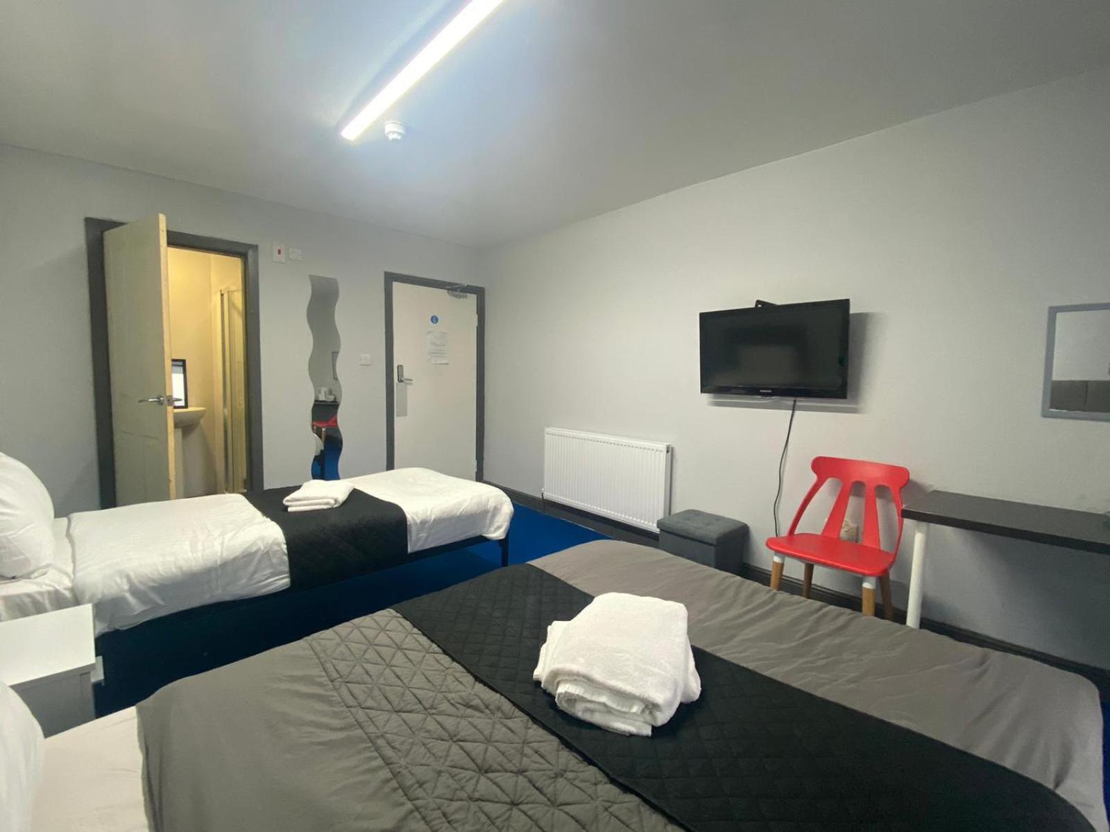 Twin Room with Private Bathroom - Photo 4