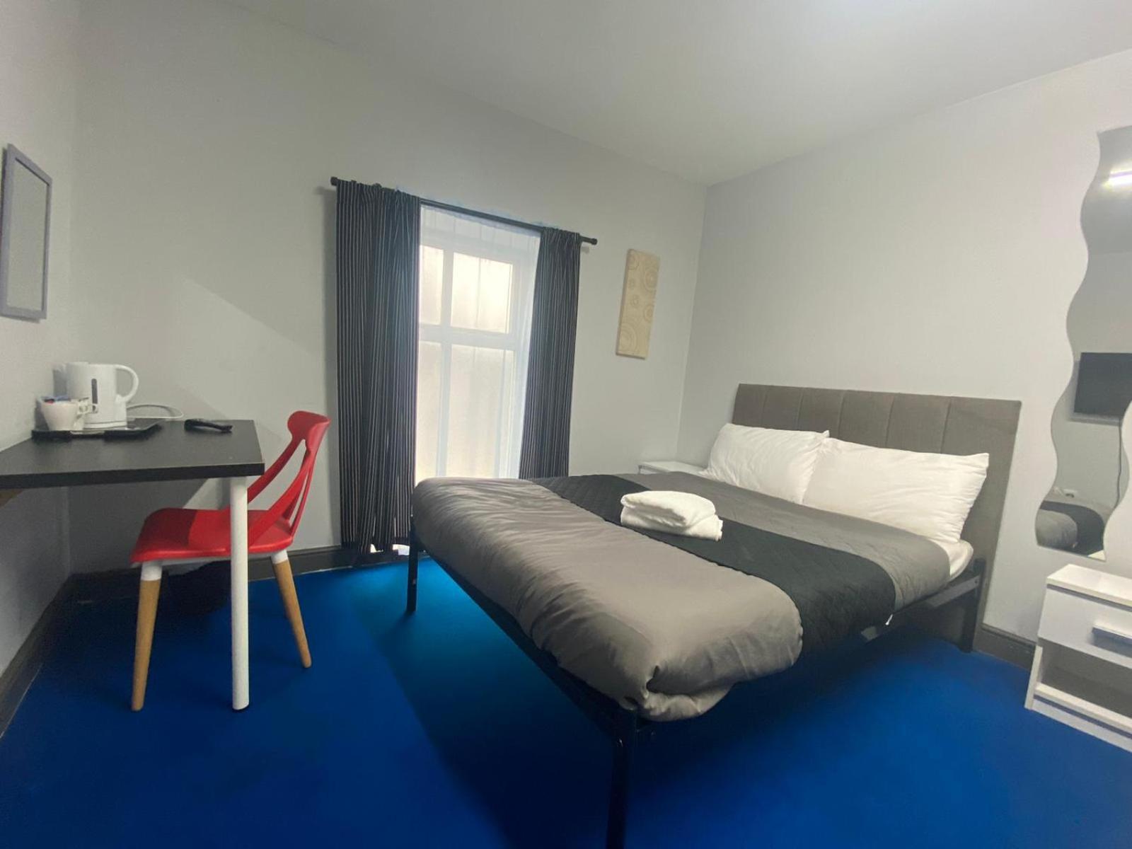 Budget Double or Twin Room with Shared Bathroom photo 2