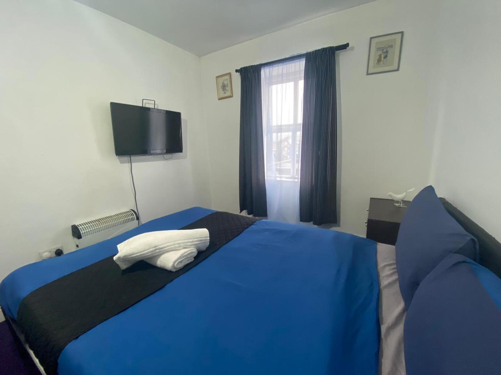 Budget Double or Twin Room with Shared Bathroom photo 3