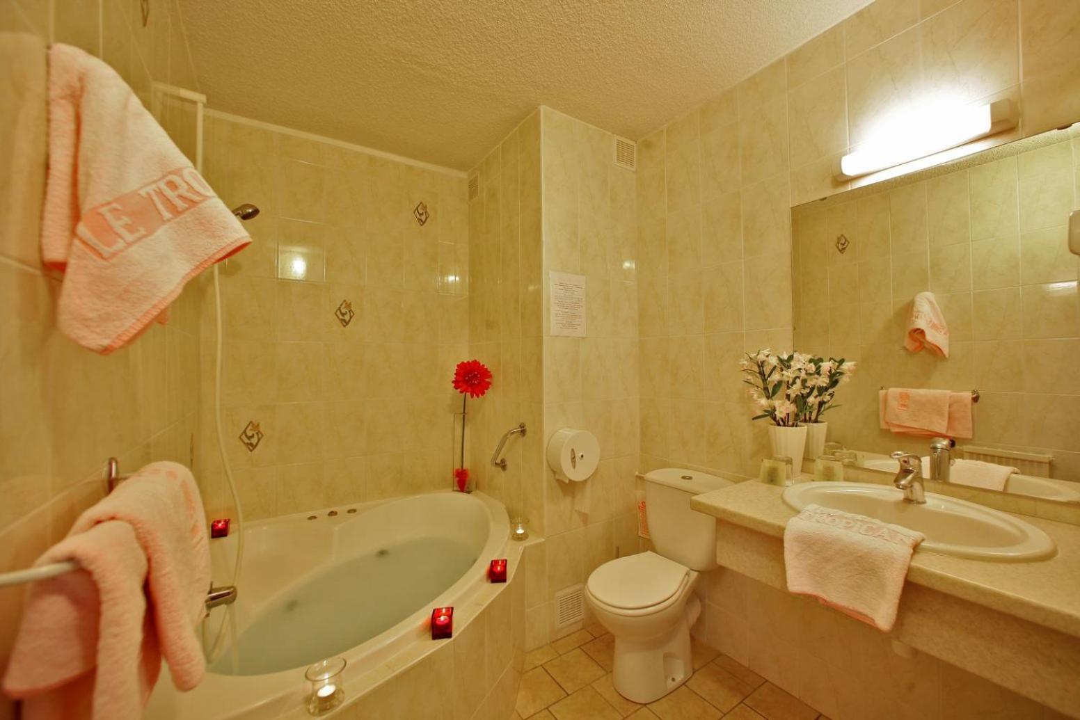 Double Room with Spa Bath photo 2