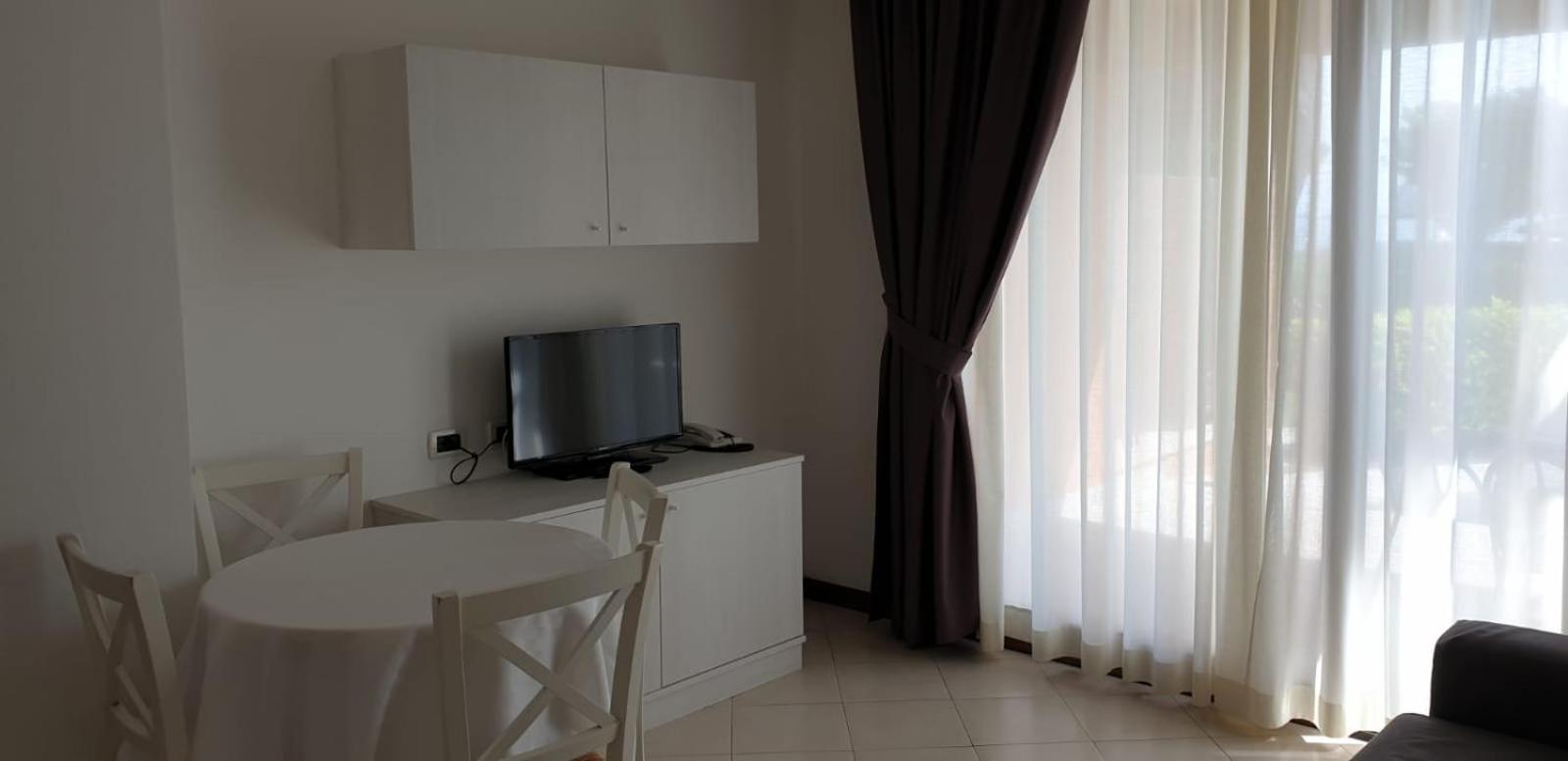 One-Bedroom Apartment with Lake View photo 1