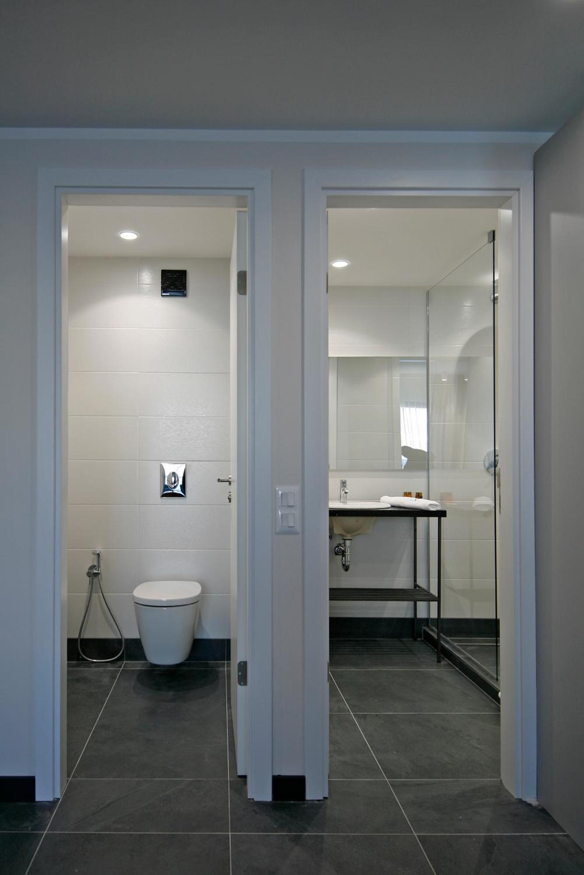 One-Bedroom Apartment - Photo 2