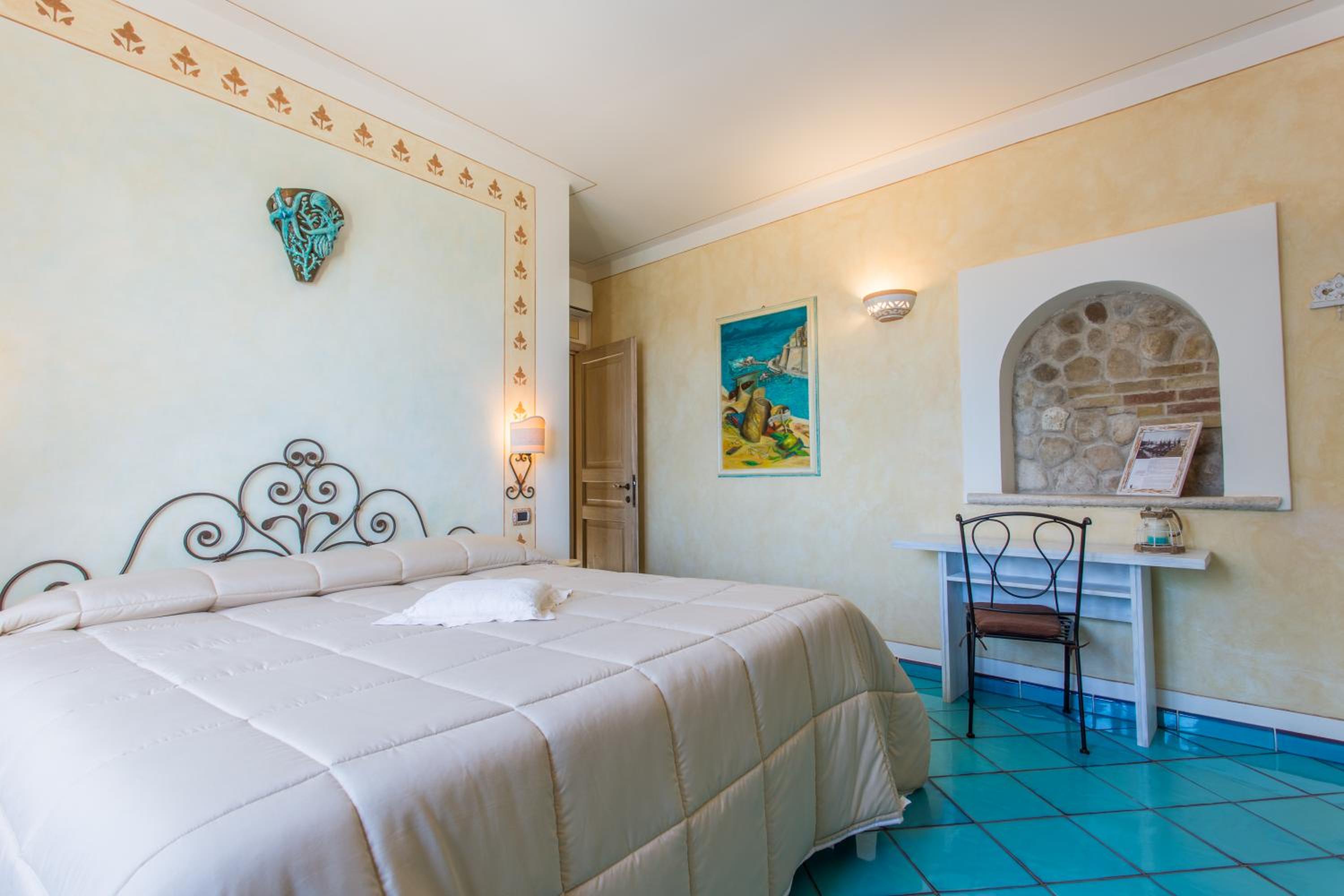 Deluxe Double or Twin Room with Sea View - Photo 3