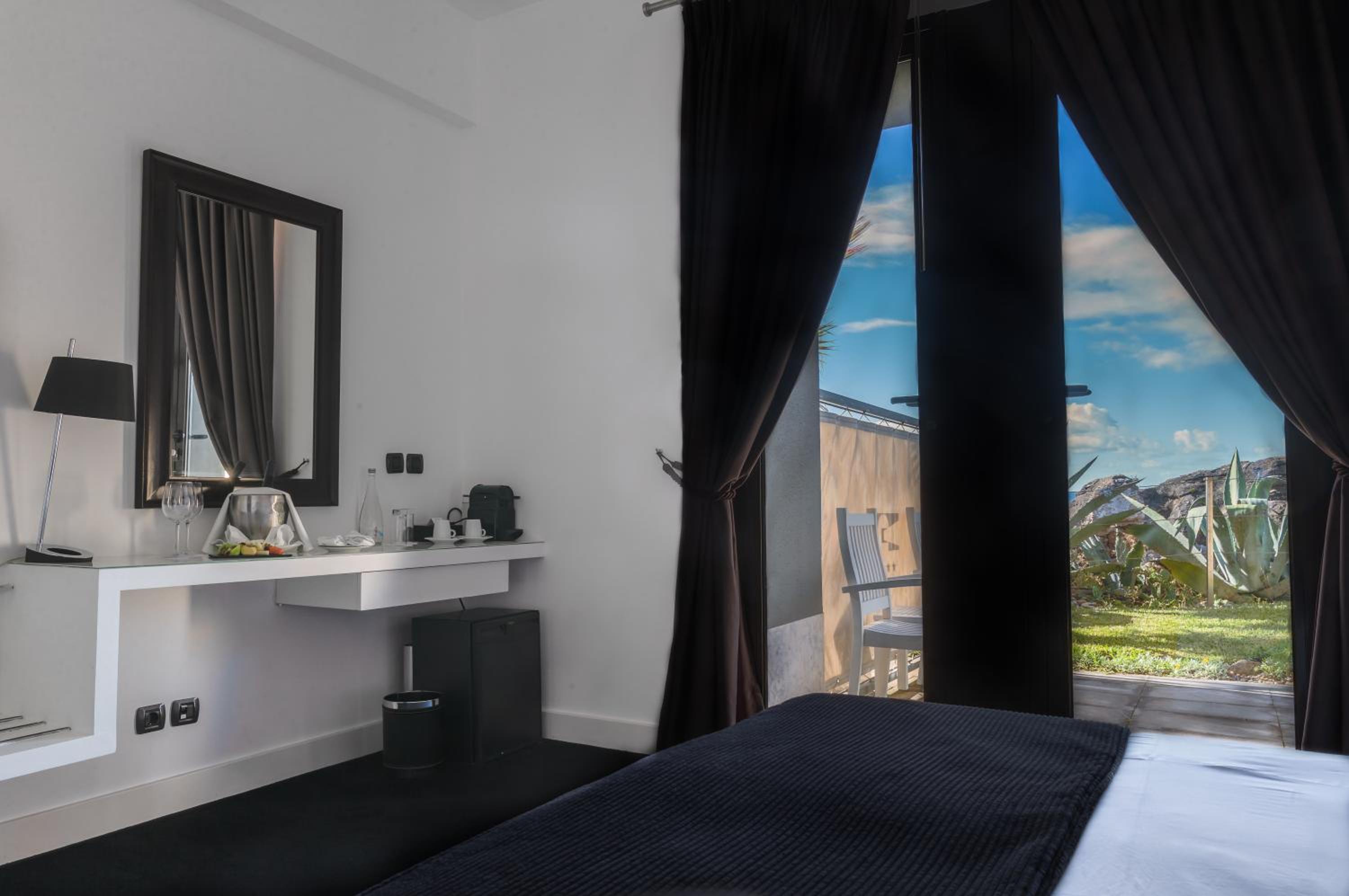 Twin Room with Sea View - Photo 5