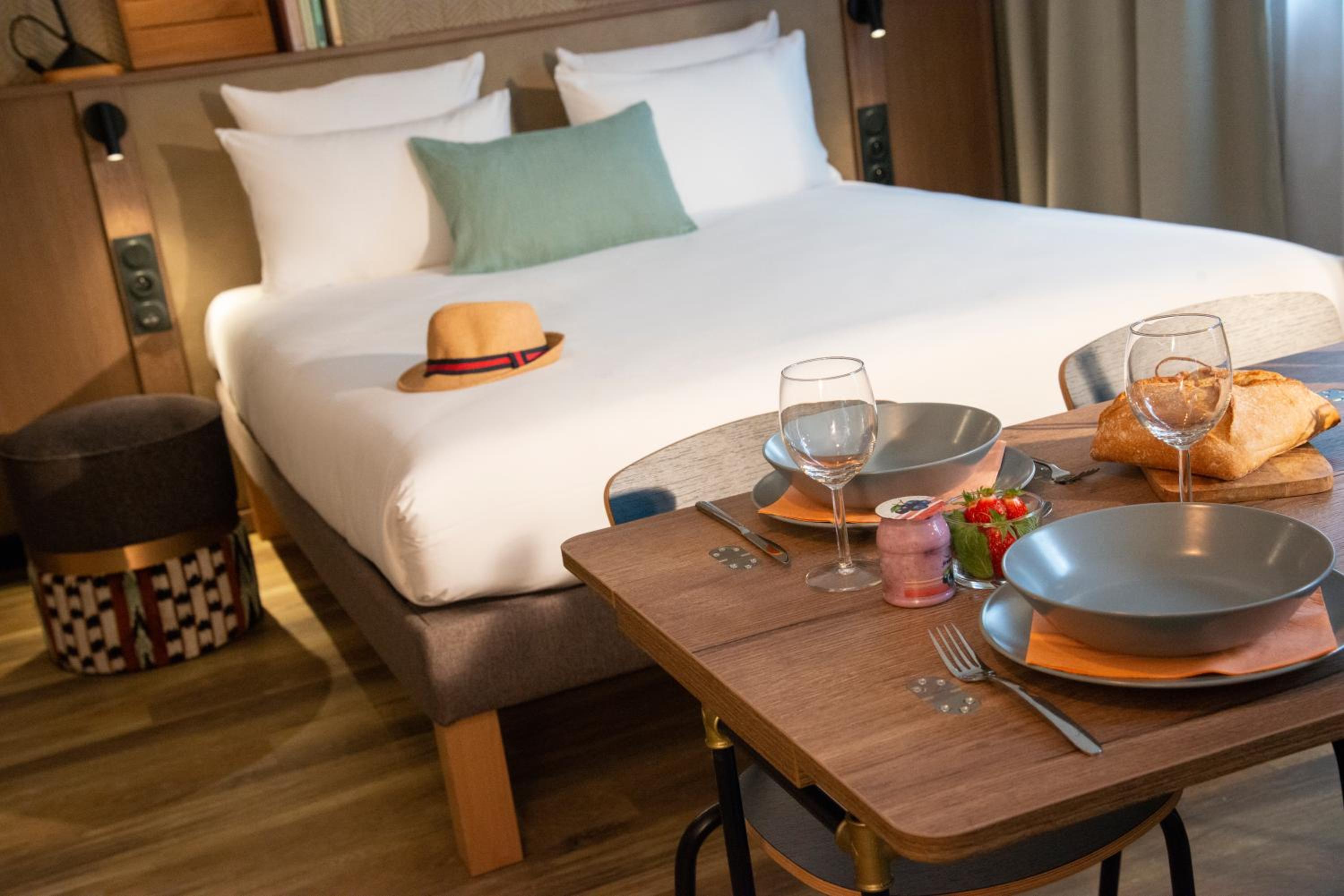 Studio with Kitchenette - One Double Bed and Sofabed - Photo 12
