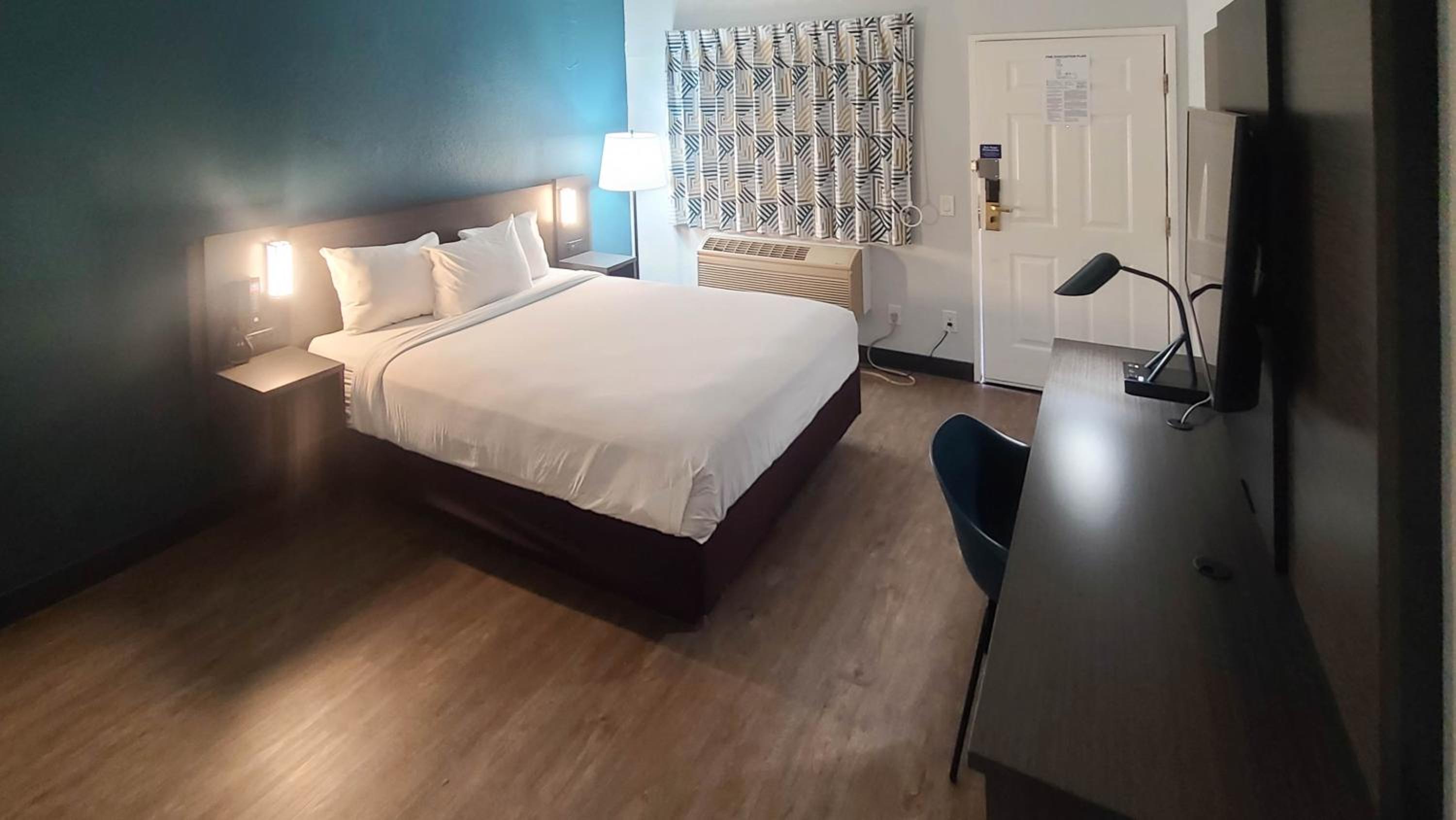 Standard King Room - Photo 12
