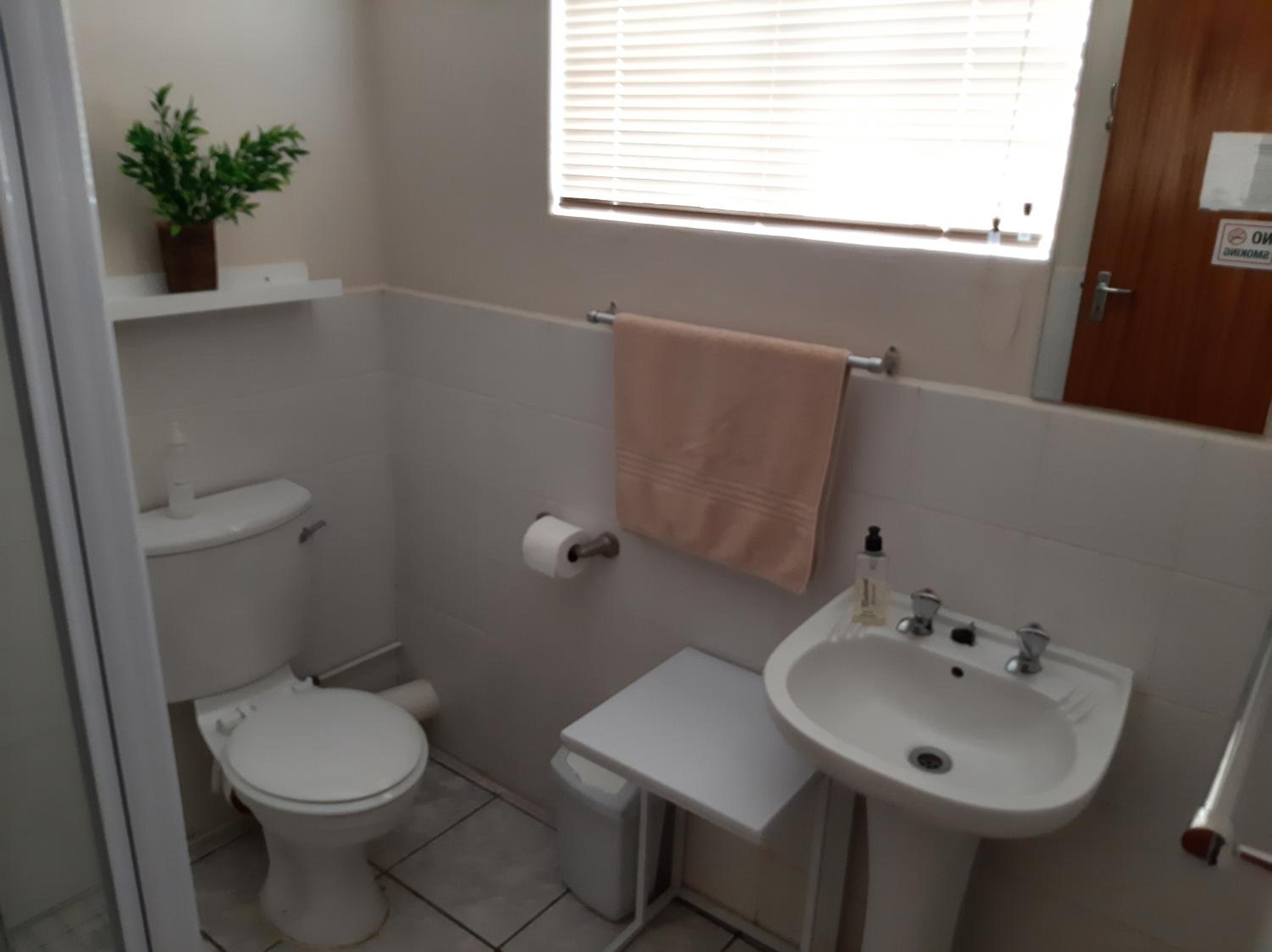 Double Room with Private Bathroom - Photo 10
