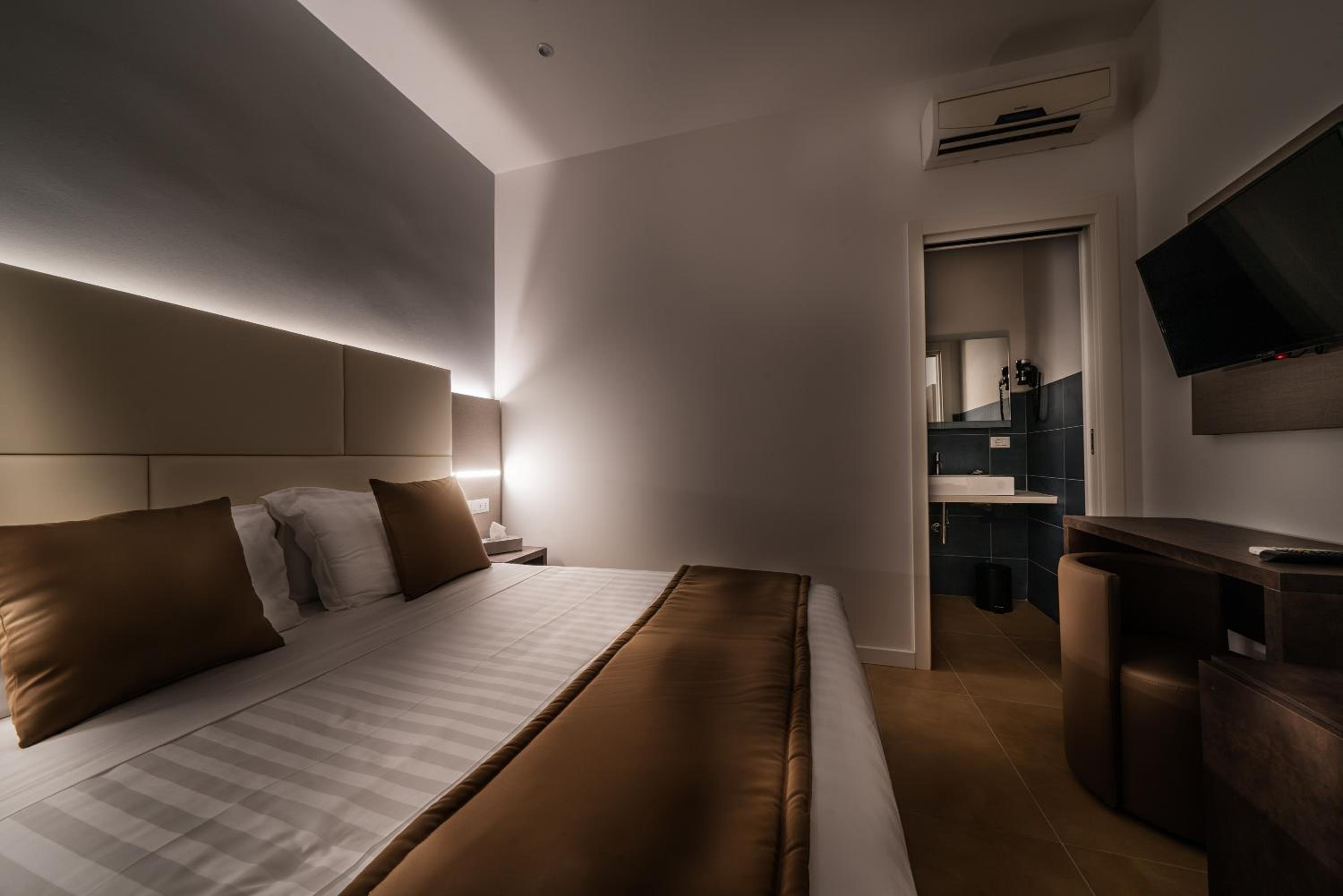 Economy Double Room photo 3