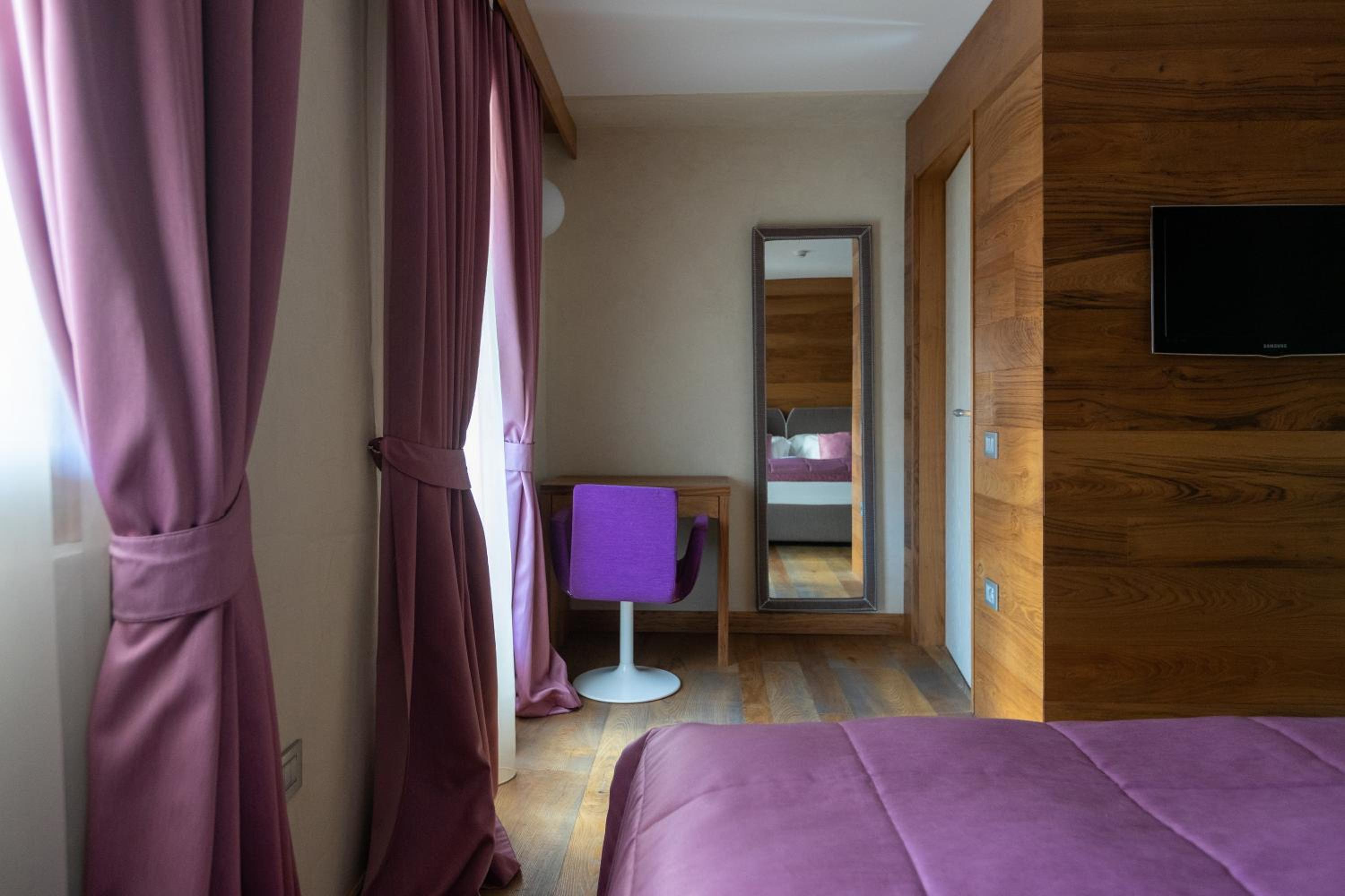 Suite - Photo 1