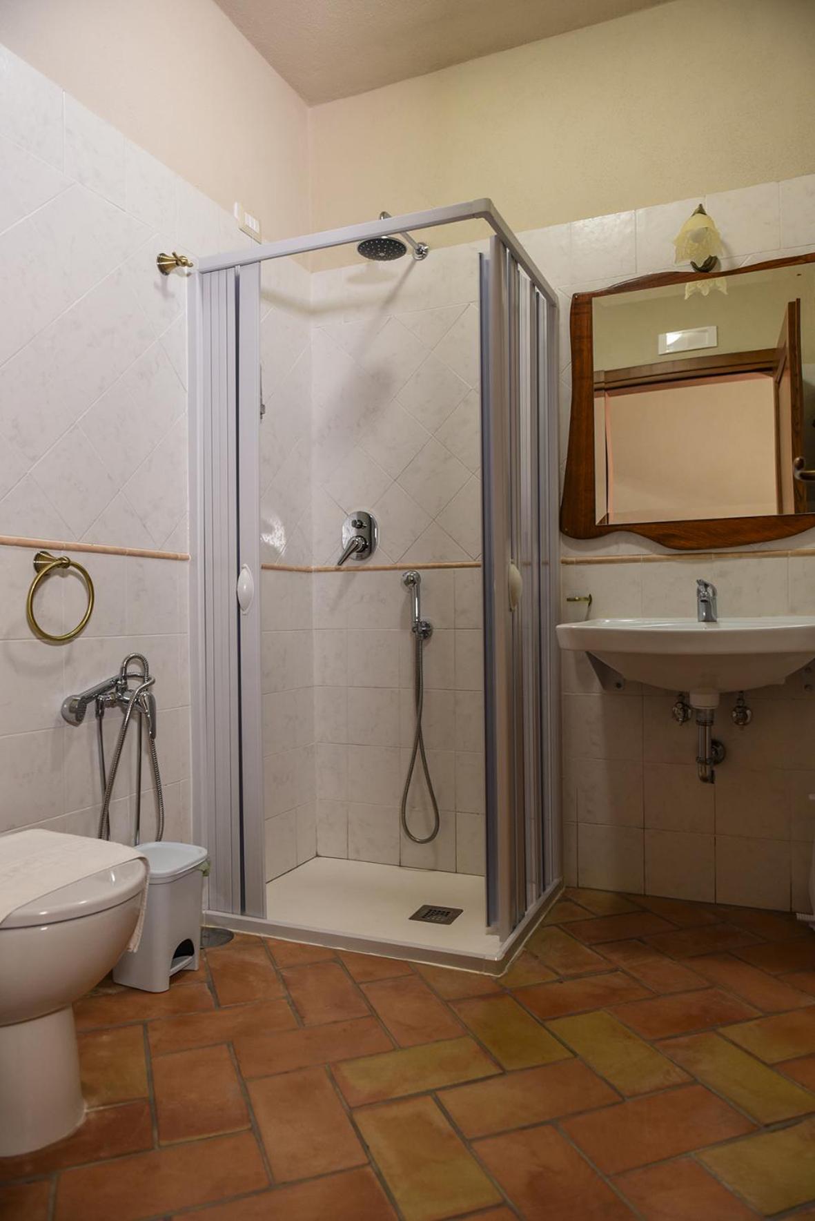 Economy Quadruple Room with Shared Bathroom photo 2