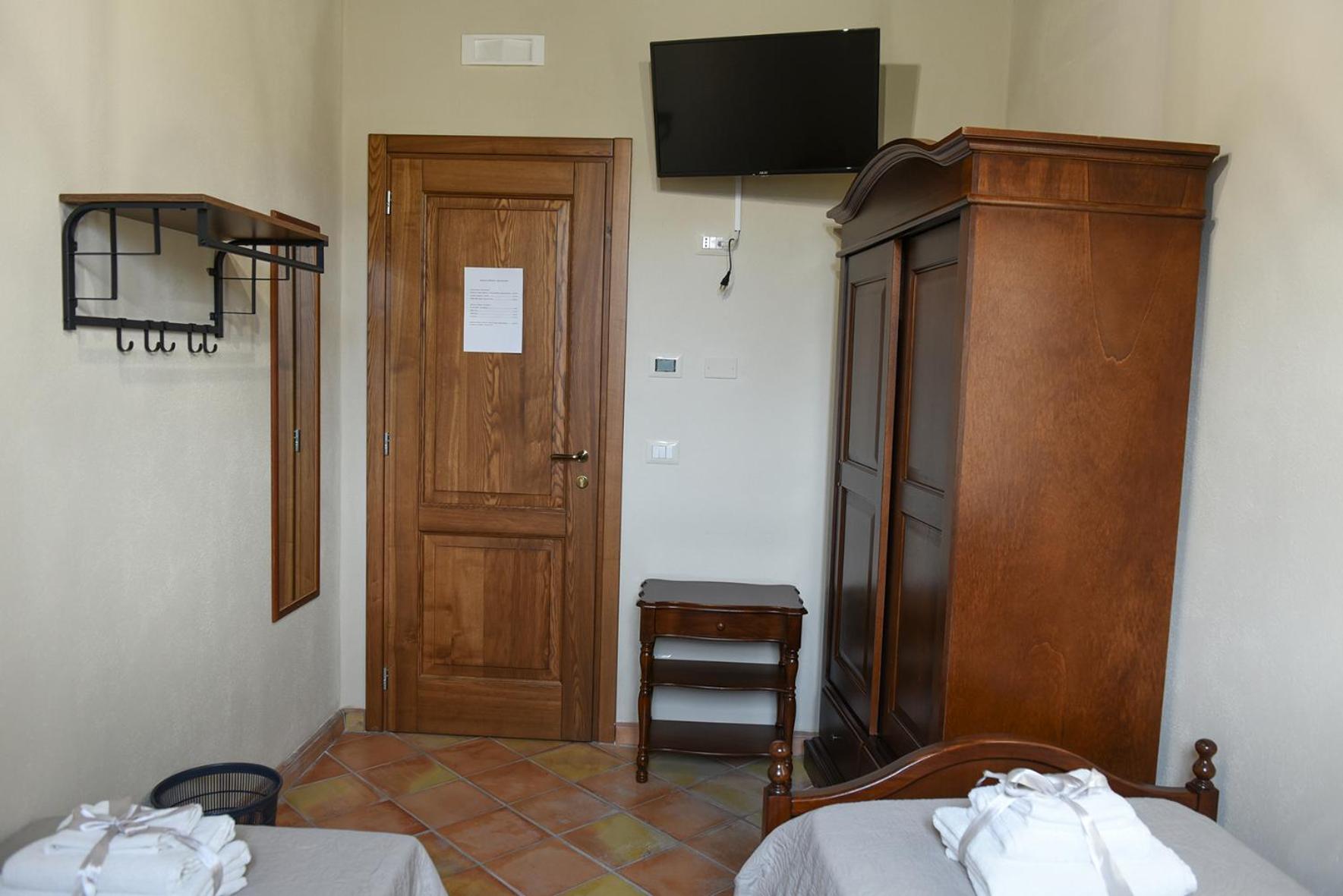 Standard Twin Room with Shared Bathroom photo 1