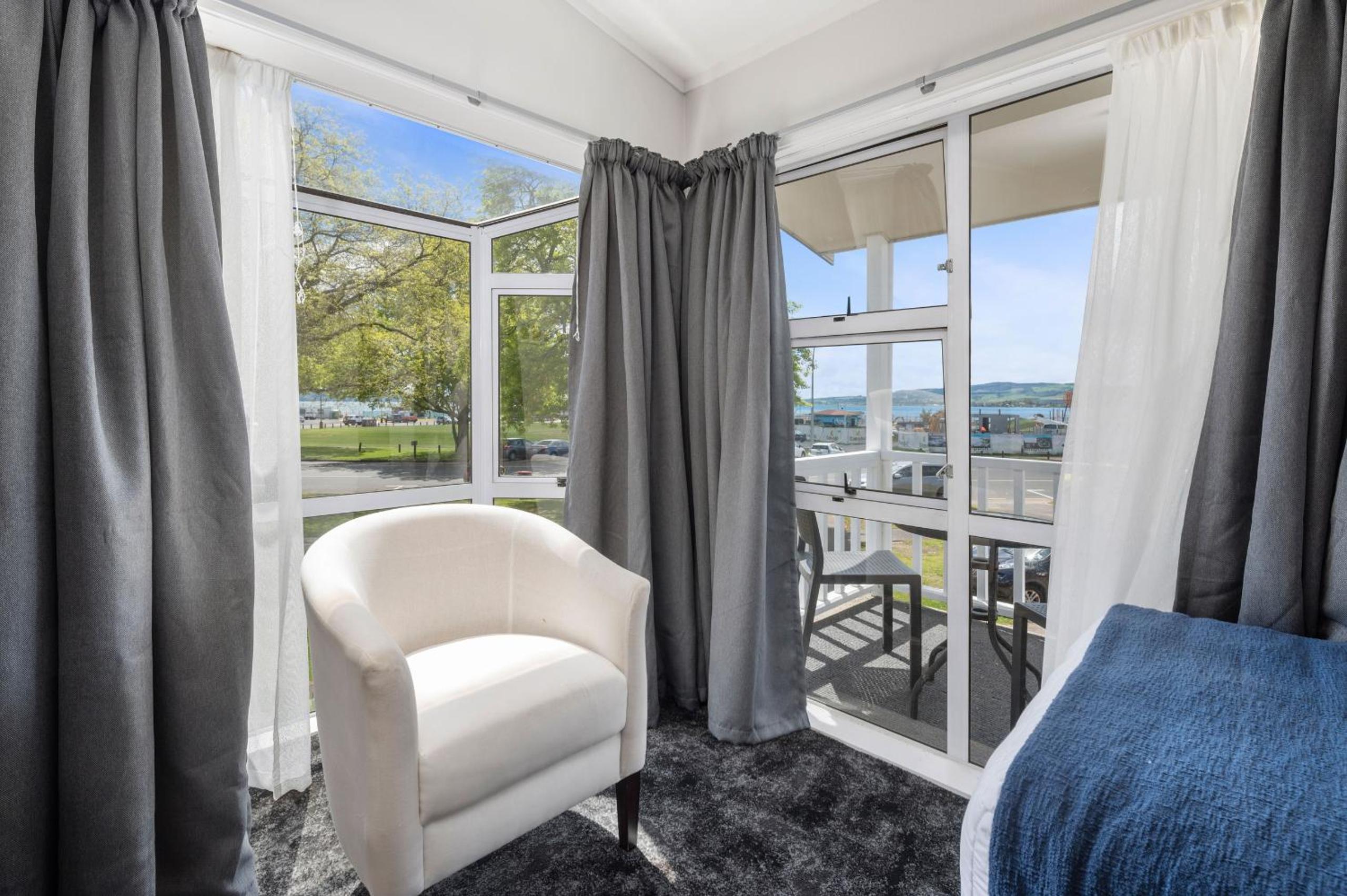 One-Bedroom Apartment - Photo 9