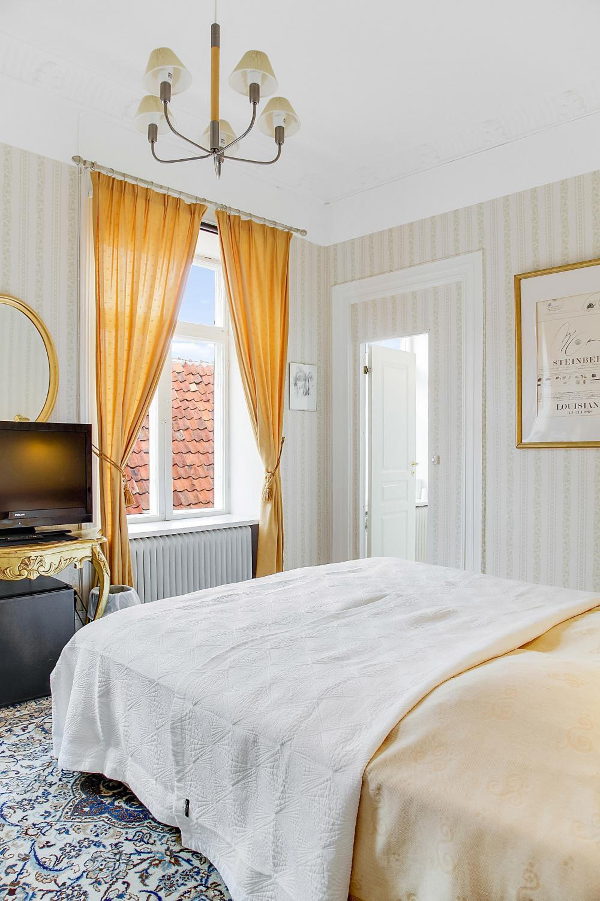 Double or Twin Room - Photo 8