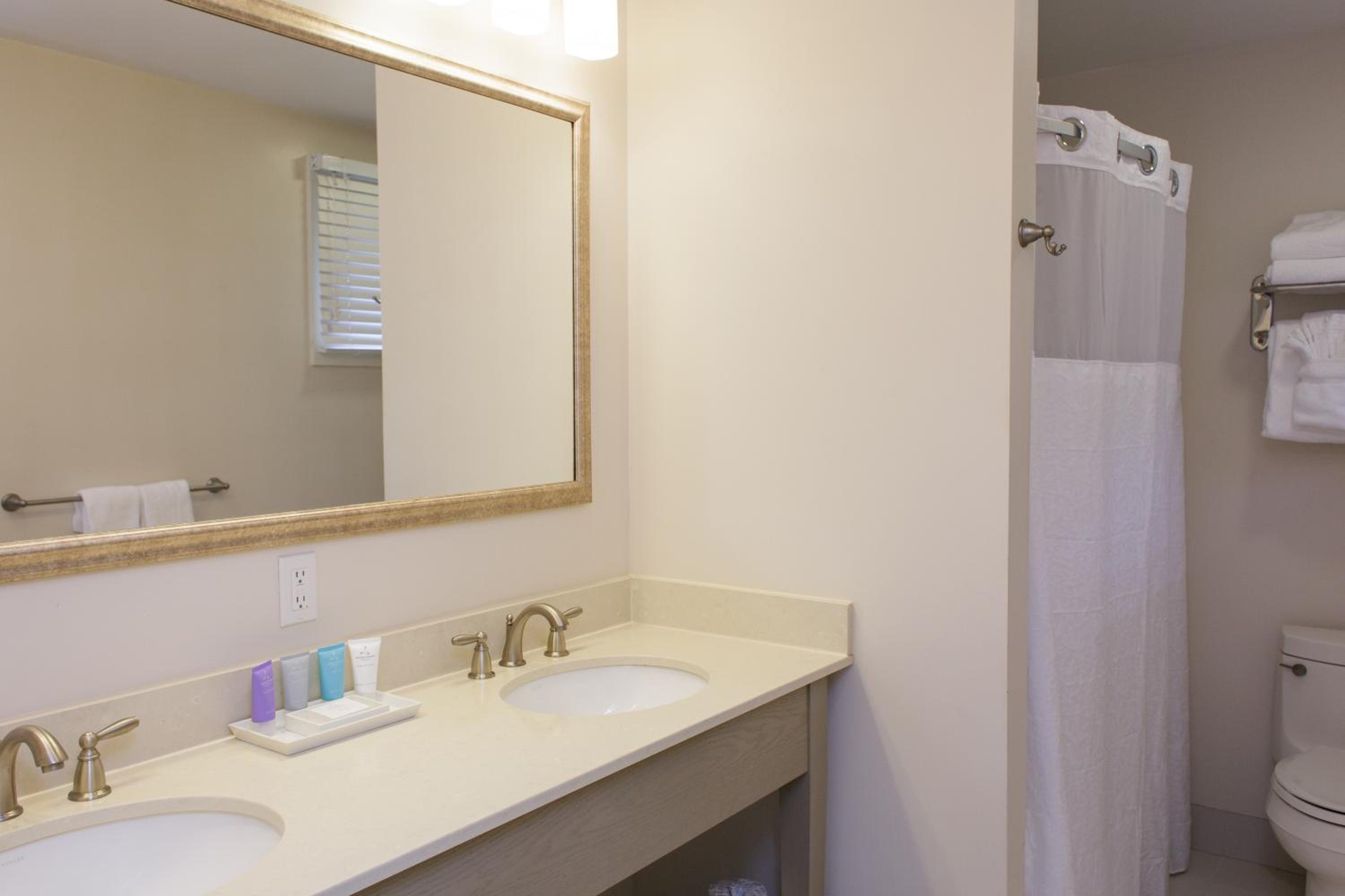 Family Suite with Fireplace - Photo 3