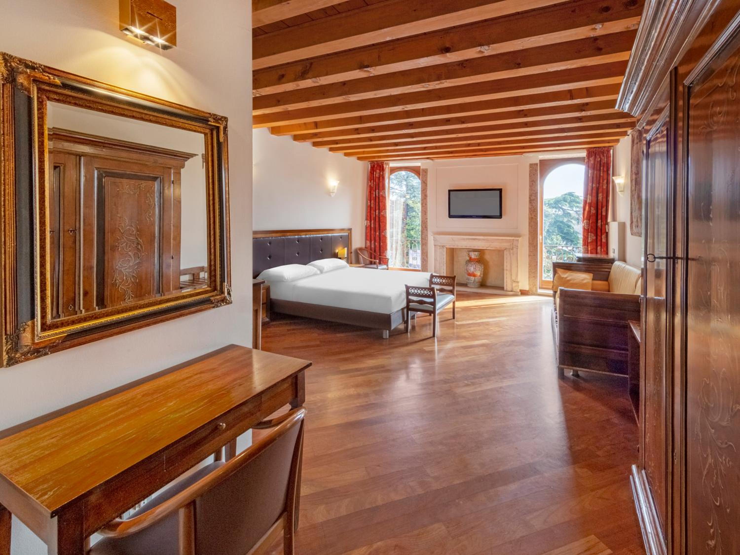 Deluxe Double with Balcony and Arena View  - Photo 1
