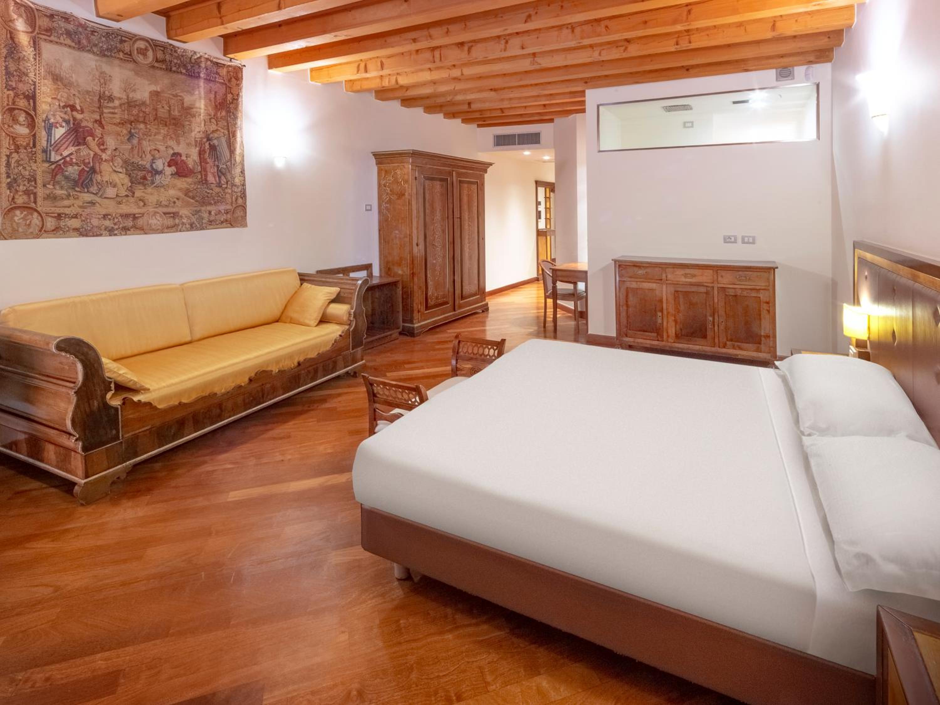 Deluxe Double with Balcony and Arena View  - Photo 4
